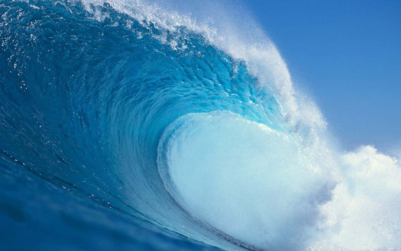 Ocean Waves 桌布 壁紙 — 巨大的藍綠色海浪在清澈的藍天下捲成完美的桶狀。