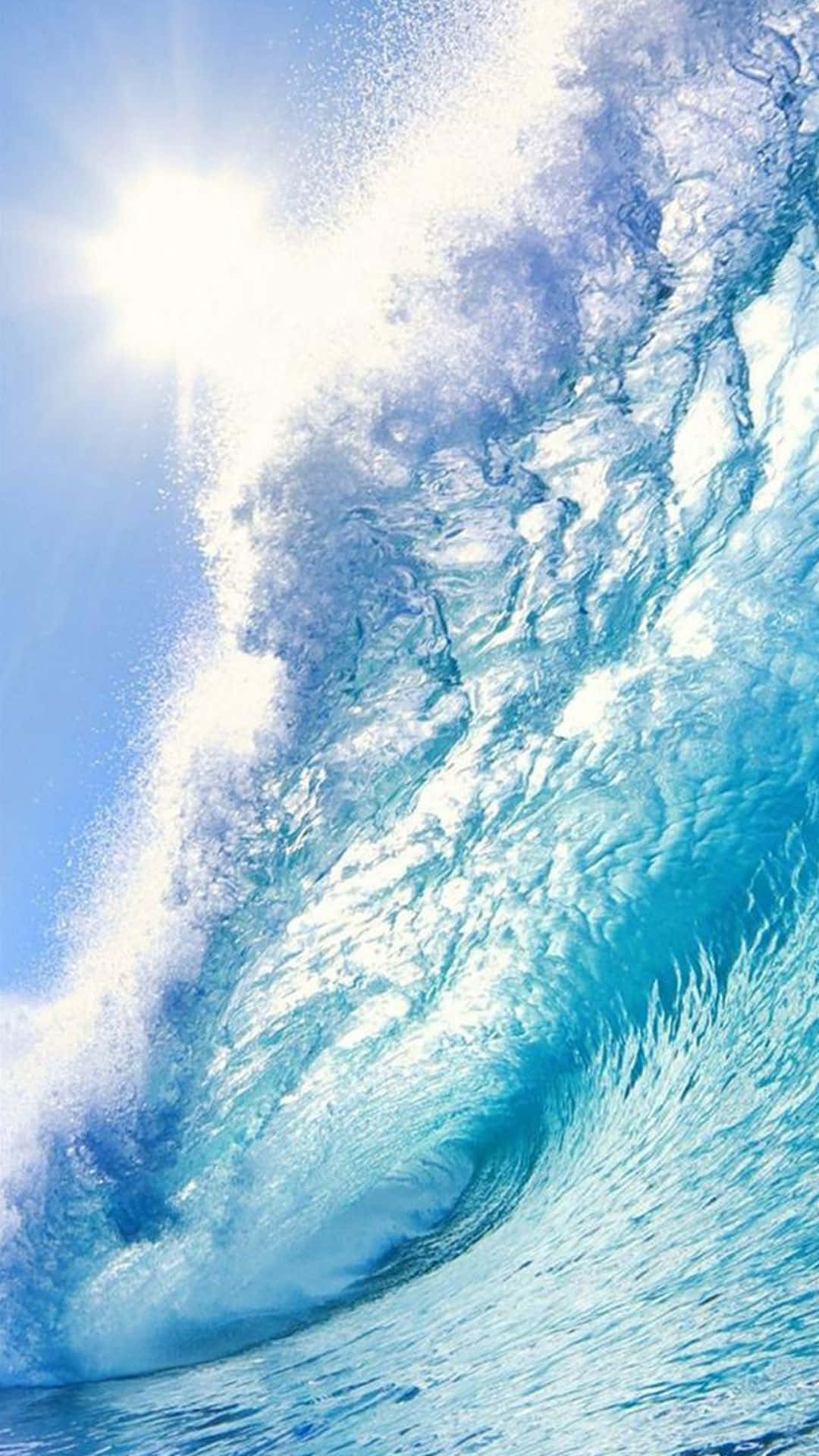 Wave 桌布 壁紙 — 巨大的藍綠色海浪在燦爛的陽光下翻捲，伴隨著閃閃發光的水花和鮮豔的藍色海水。