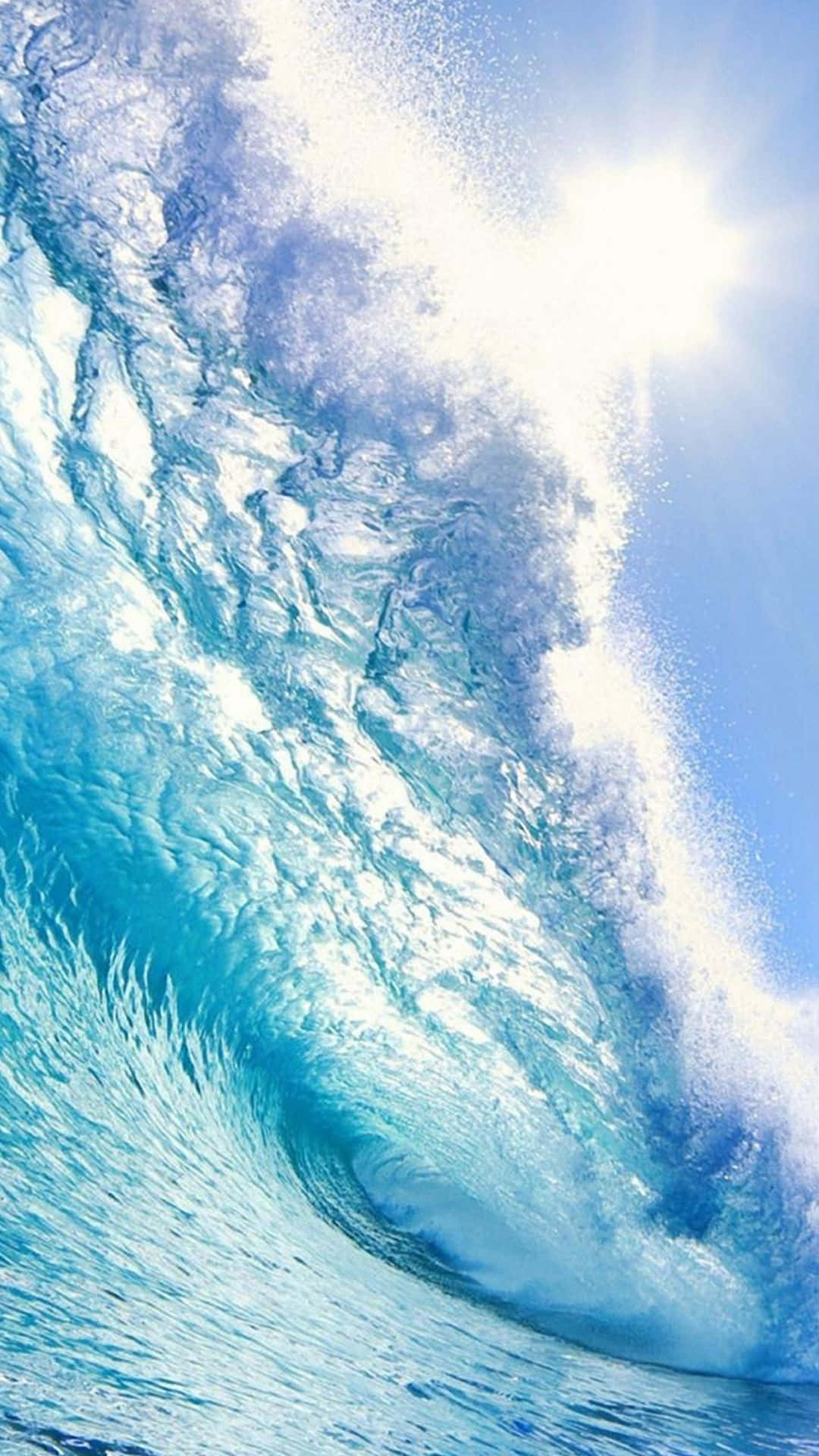 Sunlight 桌布 壁紙 — 巨大的藍綠色海浪在頭頂翻捲，陽光穿透霧氣般的水花。