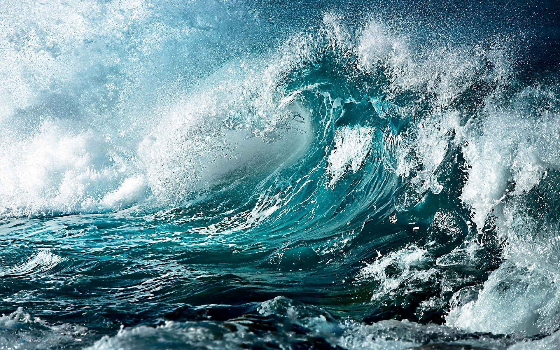 Wave 桌布 壁紙 — 巨大的藍綠色海浪強力翻捲，白色泡沫在深藍色背景上飛濺。
