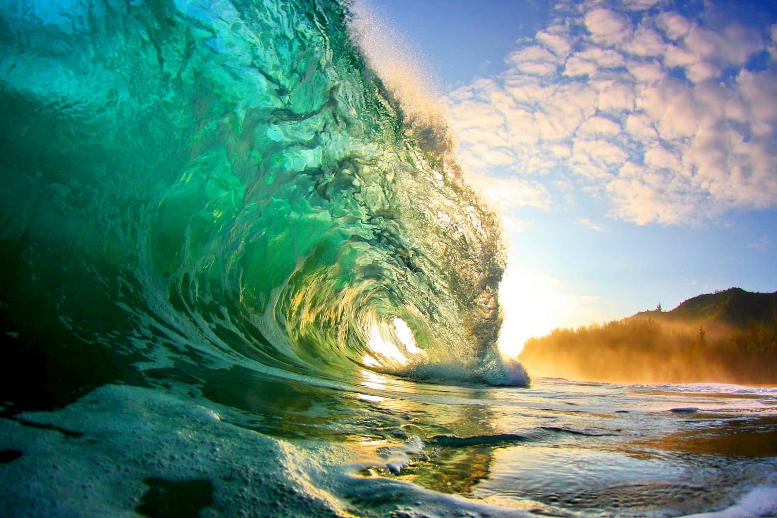 Beach Waves 桌布 壁紙 — 巨大的藍綠色海浪捲成玻璃般的管狀，金色日出光線穿透其半透明牆壁。