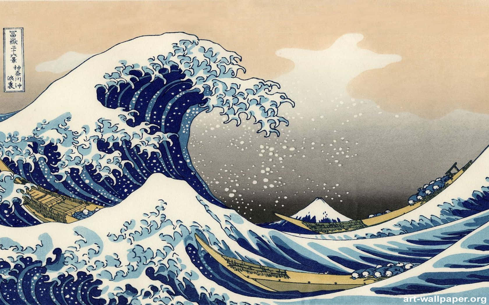 桌布 壁紙 — 巨大的藍色波浪沖向小船，遠處可見富士山，天空蒼白。
