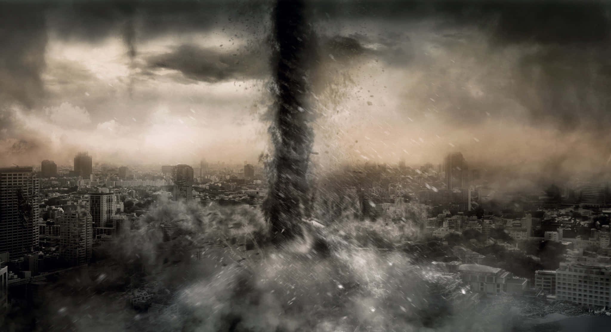 Natural Disaster 桌布 壁紙 — 巨大的龍捲風在暴風雨灰濛濛的天空下撕裂廣闊的城市景觀，將碎片混亂地吹飛。