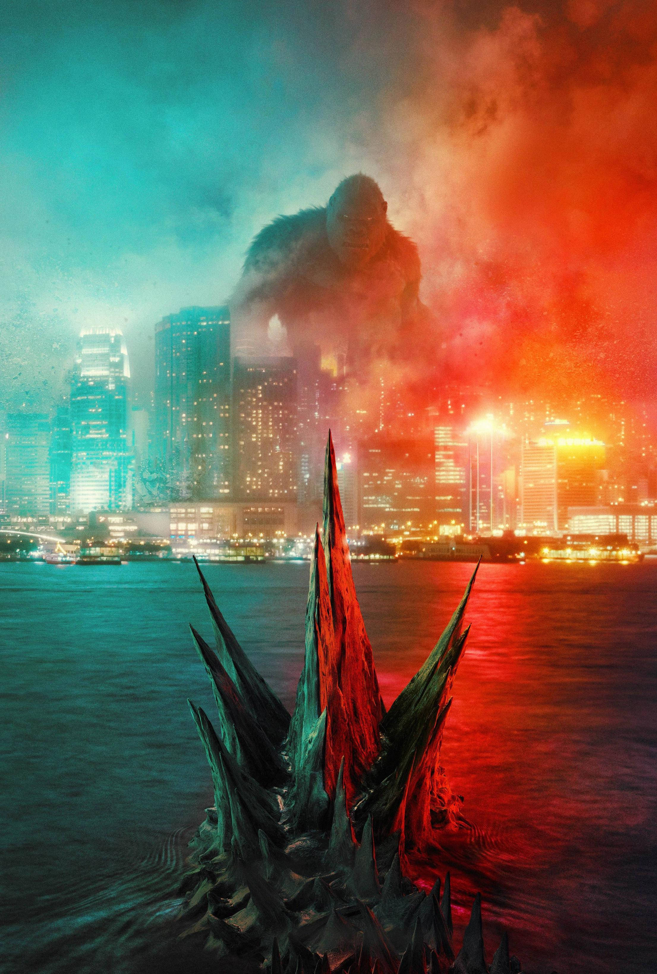 Godzilla Vs Kong 2021 桌布 壁紙 — 巨猿從煙霧中出現，下方是霓虹燈照亮的天際線，哥吉拉的尖刺背鰭劃破水面。