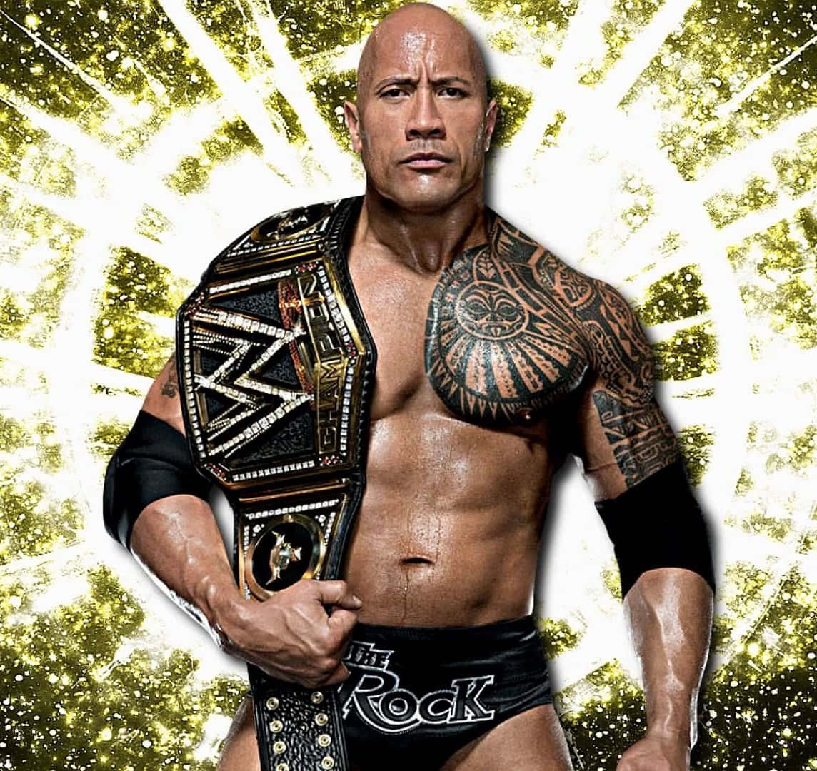 The Rock 桌布 壁紙 — 巨石強森以The Rock之姿強勢站立，手持WWE冠軍腰帶，背景是耀眼的金色光芒。