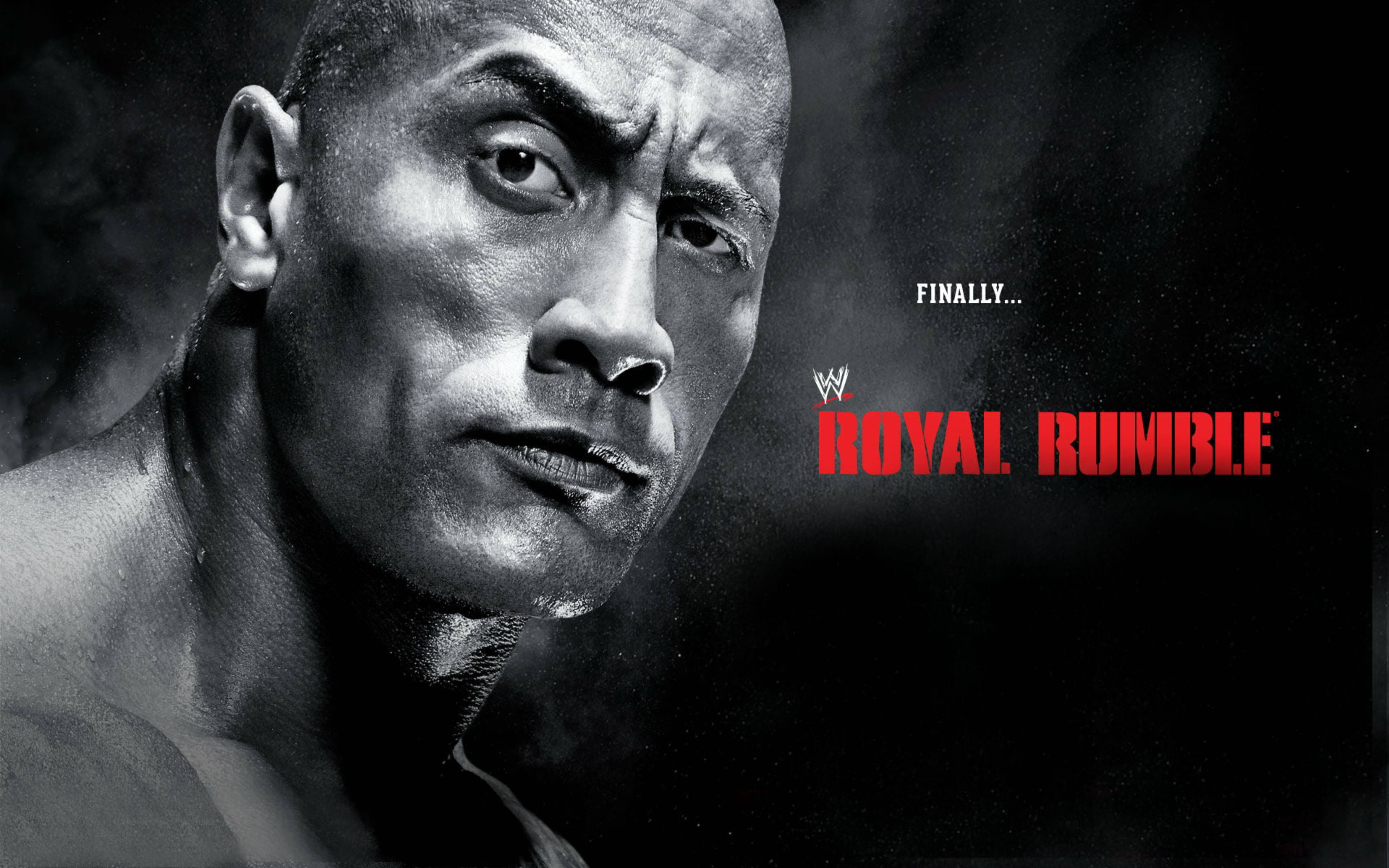Dwayne 桌布 壁紙 — 巨石強森在紅字高對比黑白WWE皇家大戰宣傳照中凝視。
