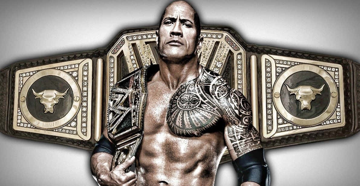 The Rock 桌布 壁紙 — 巨石強森強勢地站立，手持帶有公牛頭徽章和精緻金色細節的WWE冠軍腰帶。