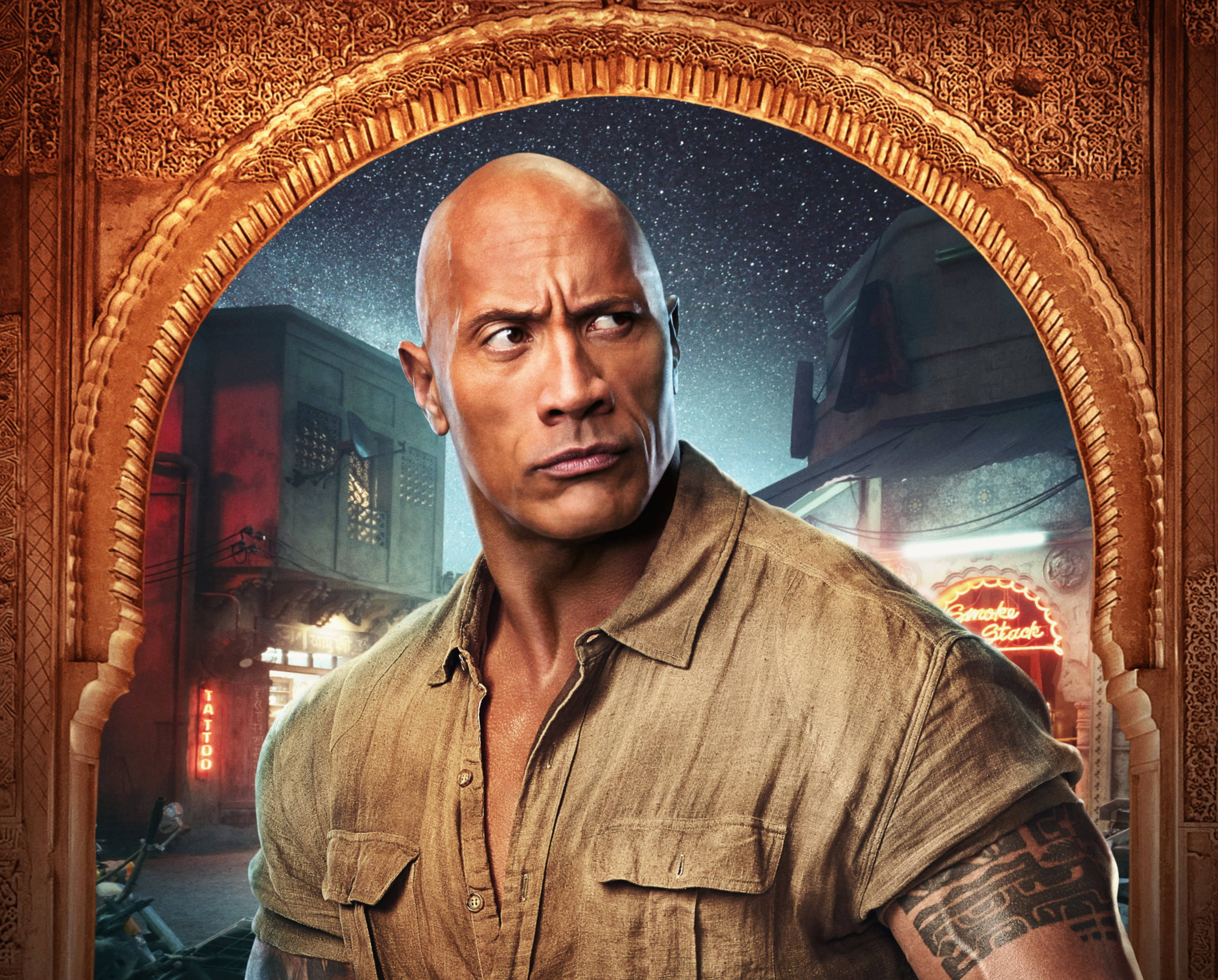 Dwayne 桌布 壁紙 — 巨石強森透過華麗的拱門，凝視著星光燦爛夜空下霓虹燈閃爍的小巷。