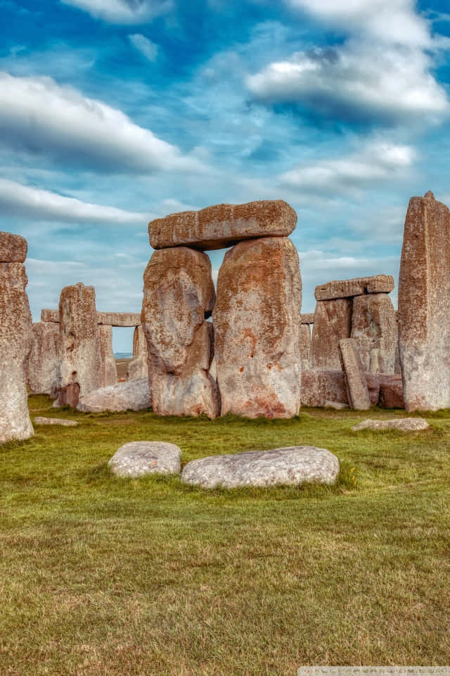 England 桌布 壁紙 — 巨石陣的古老立石在藍天白雲下雄偉地聳立。