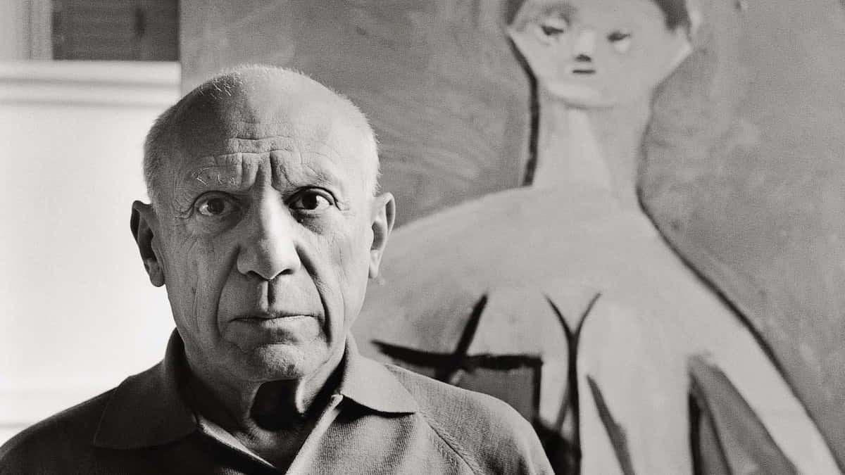 Picasso 桌布 壁紙 — 巴勃羅·畢卡索在黑白肖像中凝視，他的抽象畫作在身後可見。