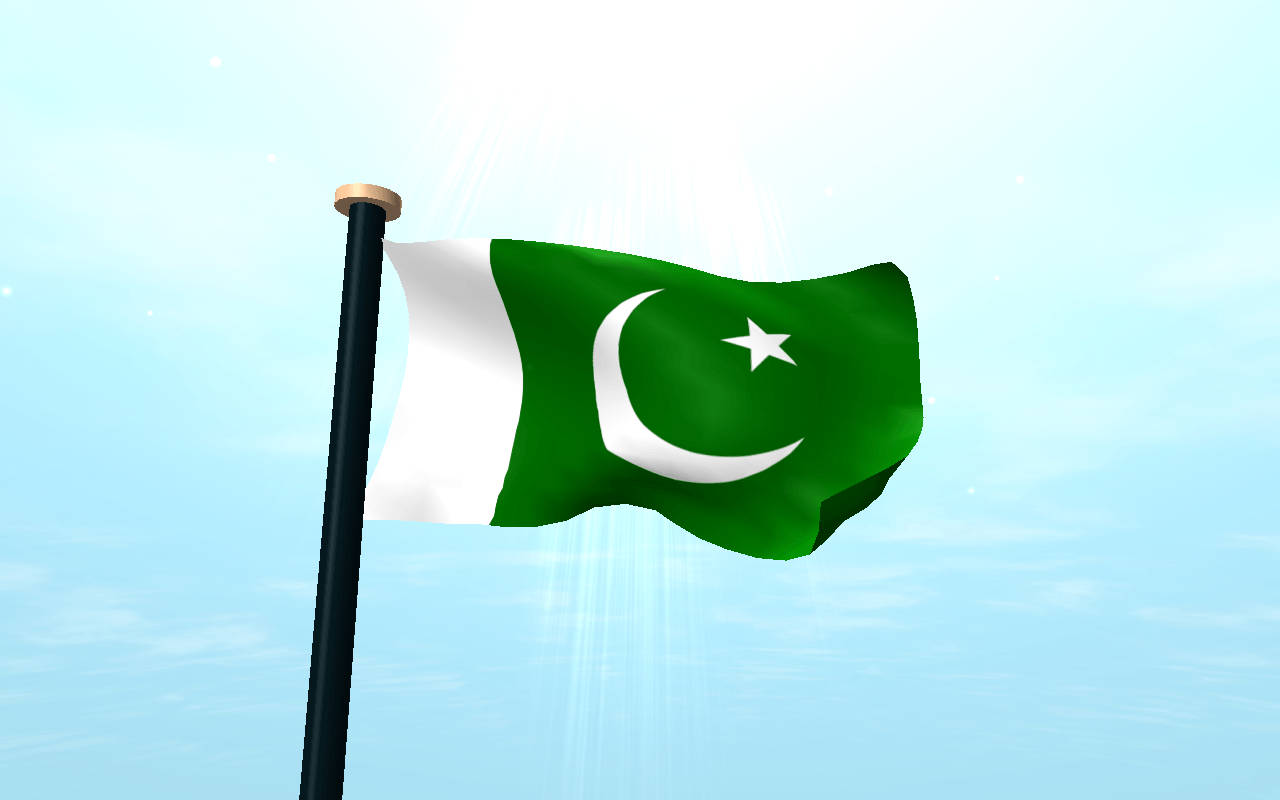Pakistan Flag 桌布 壁紙 — 巴基斯坦國旗在旗桿上自豪地飄揚，背景是明亮的藍天，陽光穿透雲層。