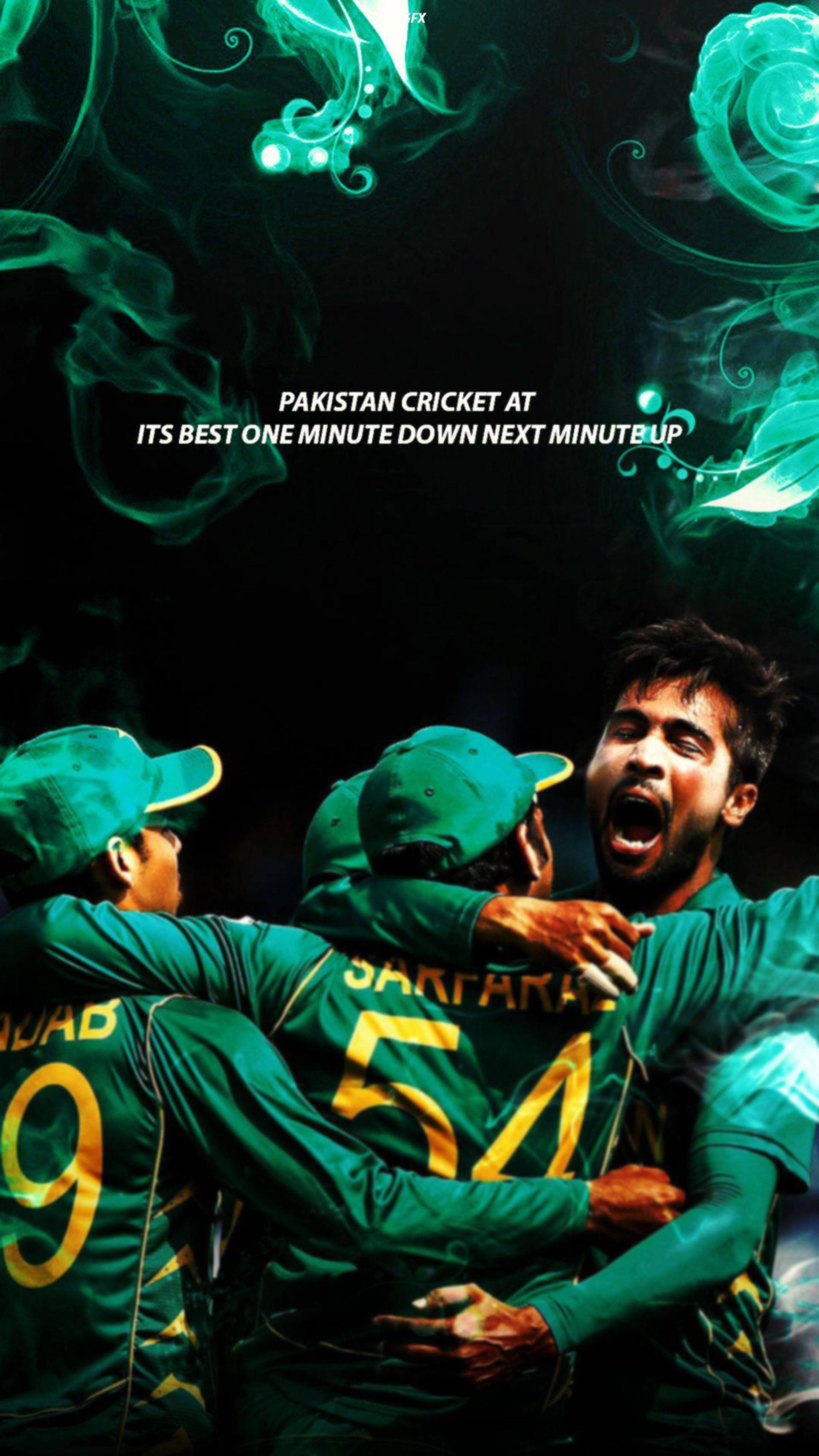Pakistan Cricket 桌布 壁紙 — 巴基斯坦板球運動員身穿綠色球衣，在黑暗背景中熱情慶祝，伴隨著發光的青綠色煙霧漩渦。