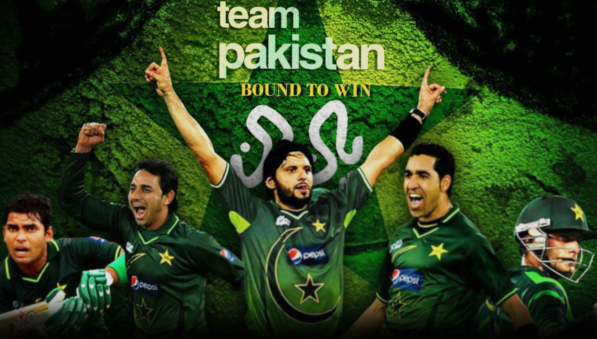 Pakistan Cricket 桌布 壁紙 — 巴基斯坦板球隊球員身穿綠色制服，在帶有紋理的綠色背景上，搭配「Team Pakistan」文字，勝利慶祝。