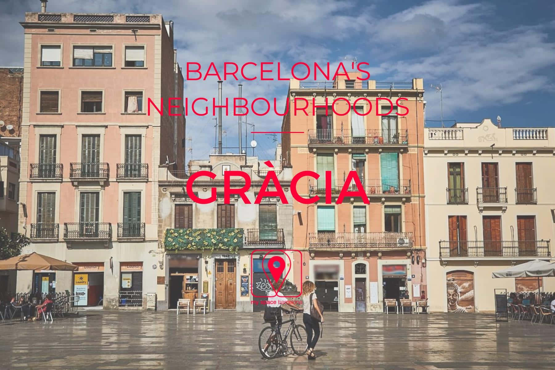Barcelona 桌布 壁紙 — 巴塞隆納格拉西亞區一個陽光普照的廣場，擁有粉彩色的建築物、戶外咖啡座，以及一位在部分多雲的天空下經過的騎單車者。