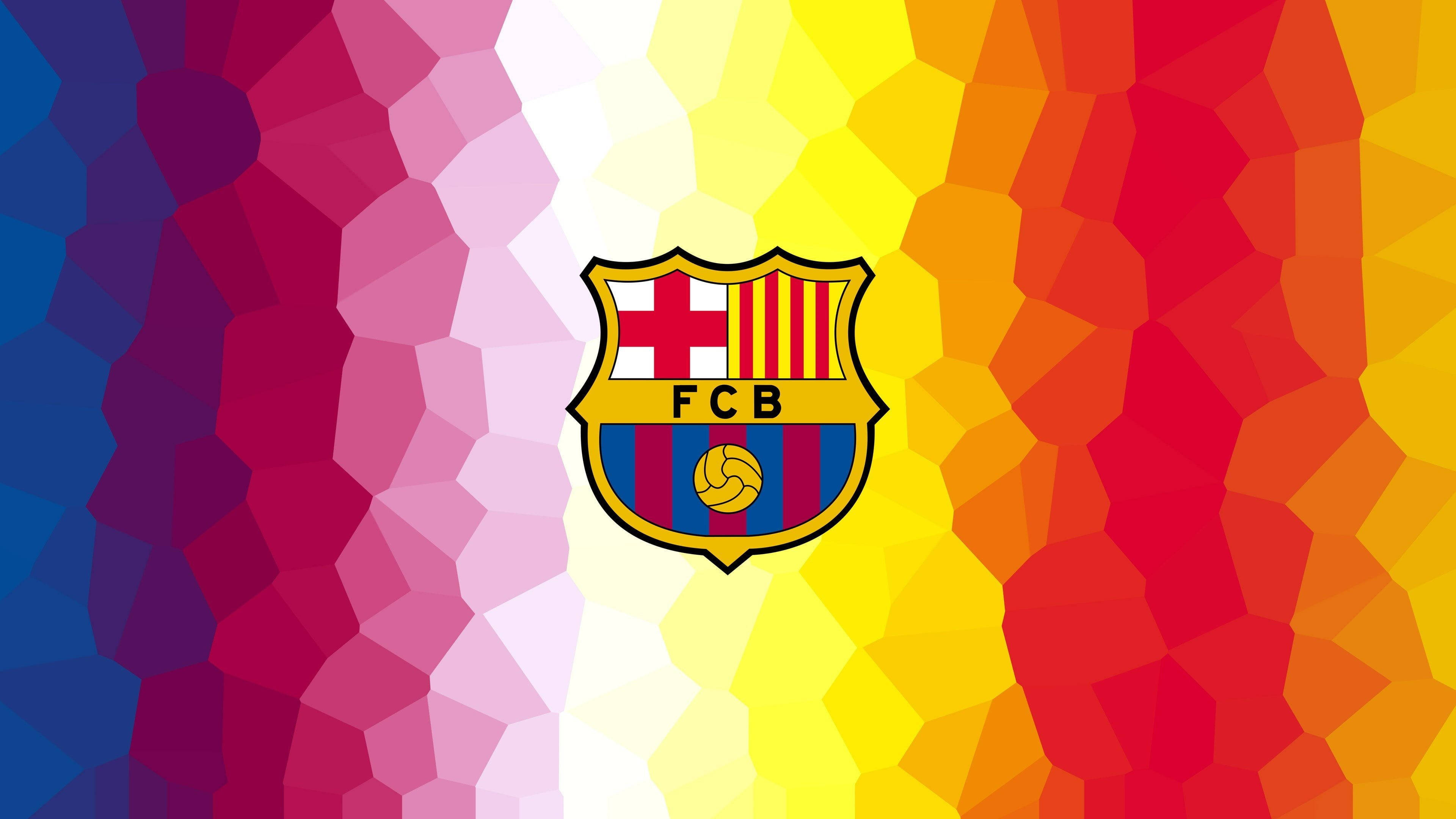 Barcelona 桌布 壁紙 — 巴塞隆納足球俱樂部徽章置於充滿活力的幾何彩虹背景中央，搭配大膽的多邊形圖案。