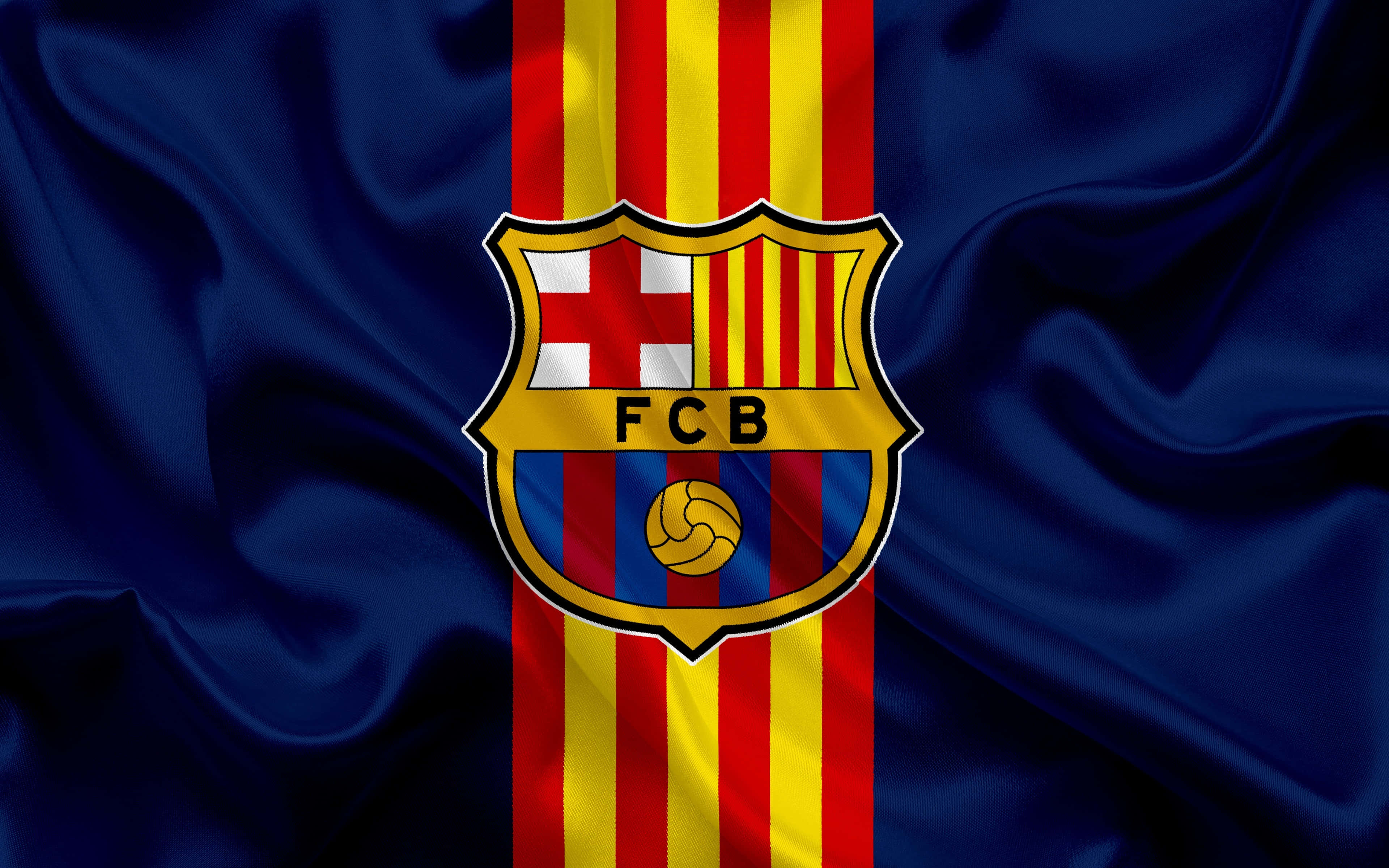 Fc Barcelona Desktop 桌布 壁紙 — 巴塞隆納足球俱樂部徽章置於飄揚的藍色旗幟中央，旗上有紅色和黃色條紋。