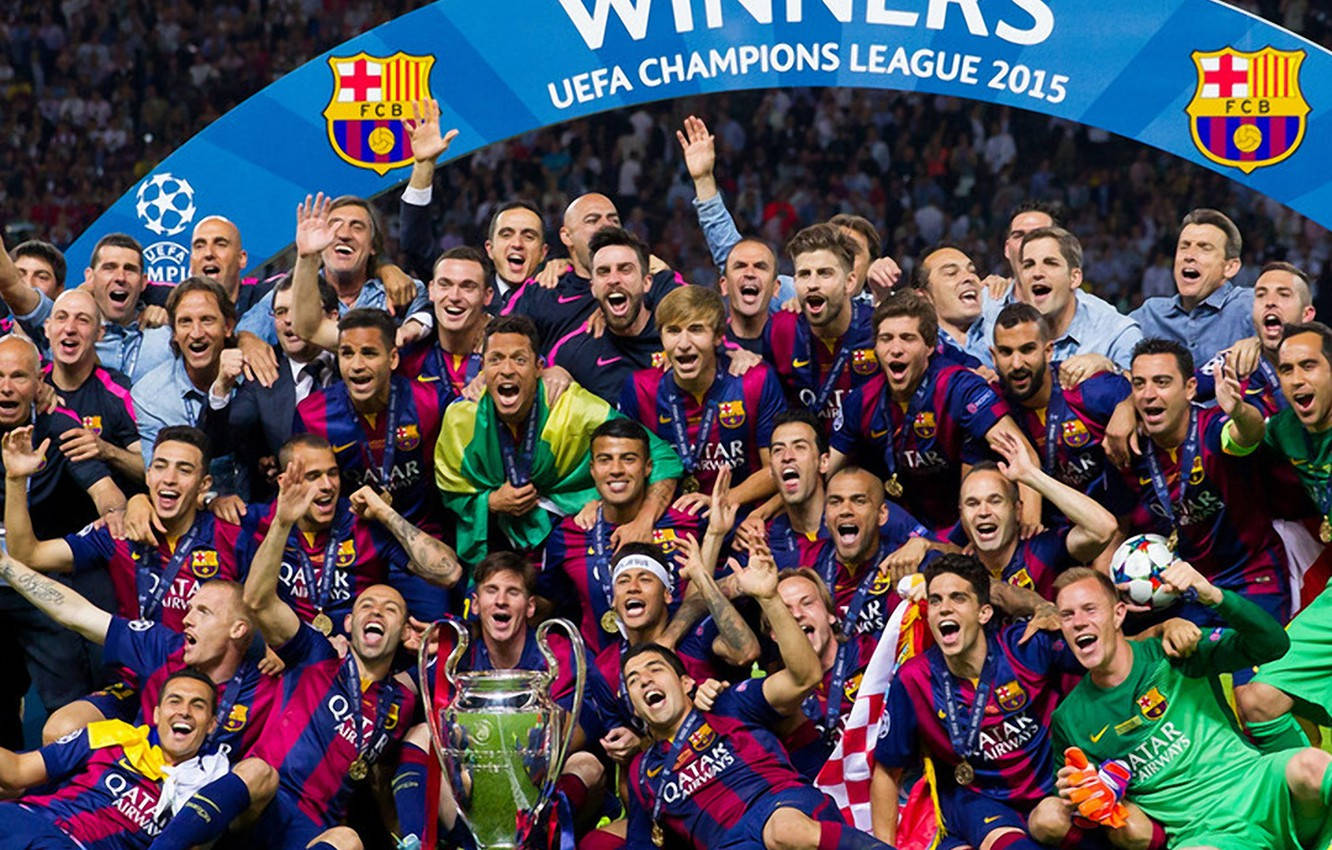 Champions League 桌布 壁紙 — 巴塞隆納足球隊在『WINNERS UEFA CHAMPIONS LEAGUE 2015』拱門下，手持獎盃和獎牌狂喜慶祝。