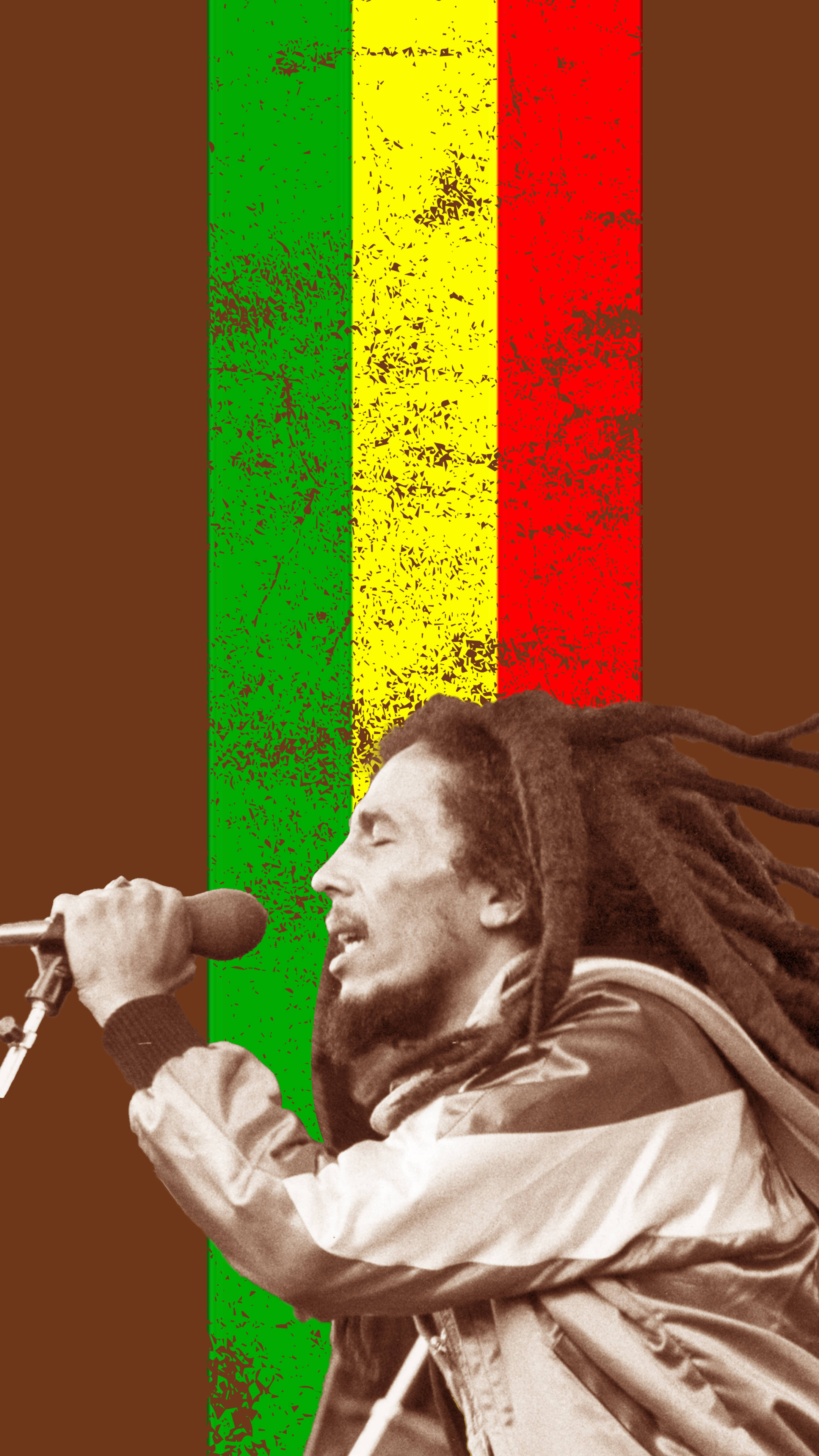Bob Marley 桌布 壁紙 — 巴布馬利在充滿活力的拉斯塔法里旗幟背景前，對著麥克風充滿激情地演唱，背景有紋理條紋。