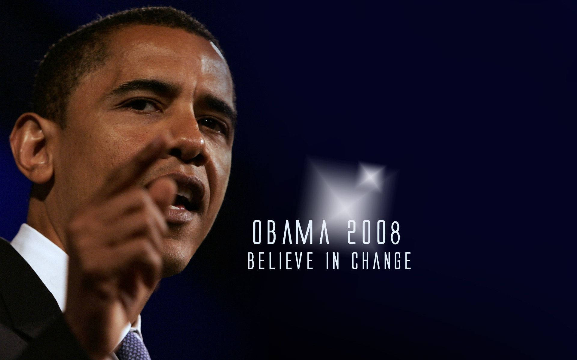 Barack 桌布 壁紙 — 巴拉克·歐巴馬在2008年競選期間熱情地做手勢，'Believe in Change' 文字在深藍色背景上發光。