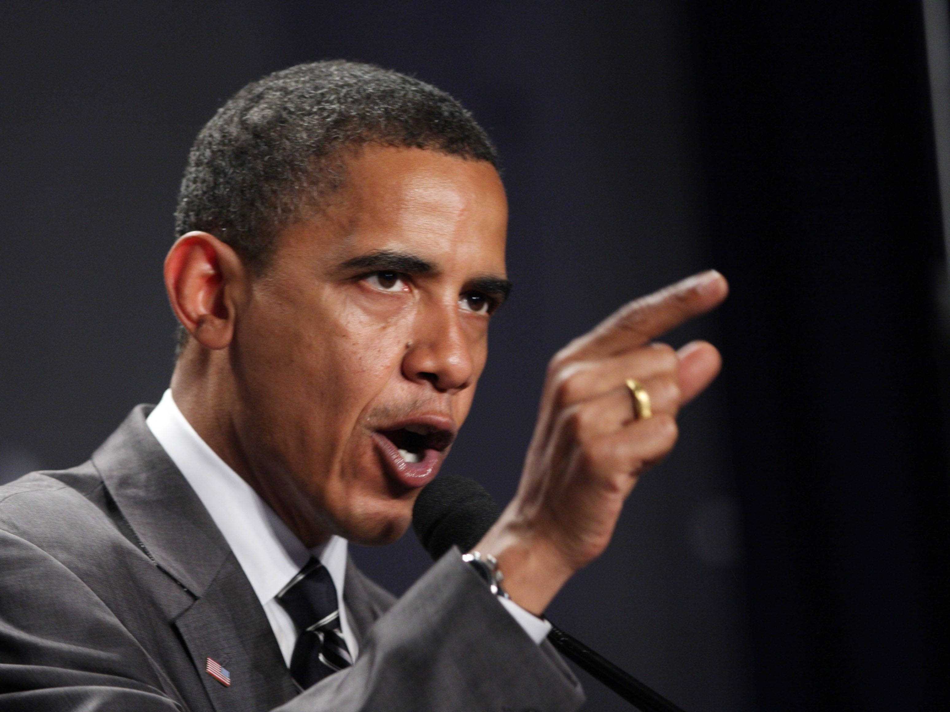 Barack 桌布 壁紙 — 巴拉克·歐巴馬在正式場合中熱情地對著麥克風講話，同時手指向前方。