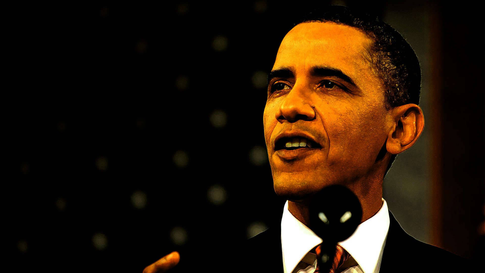 Barack 桌布 壁紙 — 巴拉克·歐巴馬在溫暖燈光下對著麥克風說話，背景為黑暗帶模糊星星。