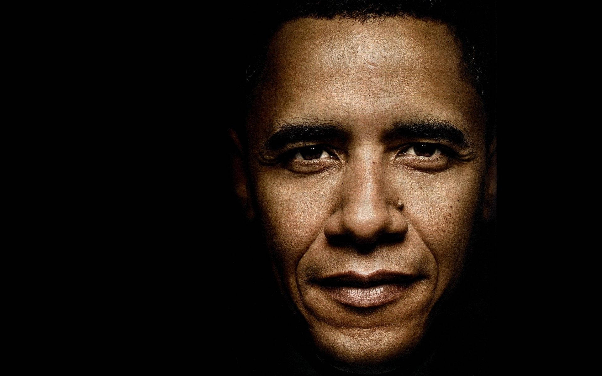 Barack 桌布 壁紙 — 巴拉克·歐巴馬的頭部特寫肖像，在強烈的黑色背景下以集中的燈光照明。