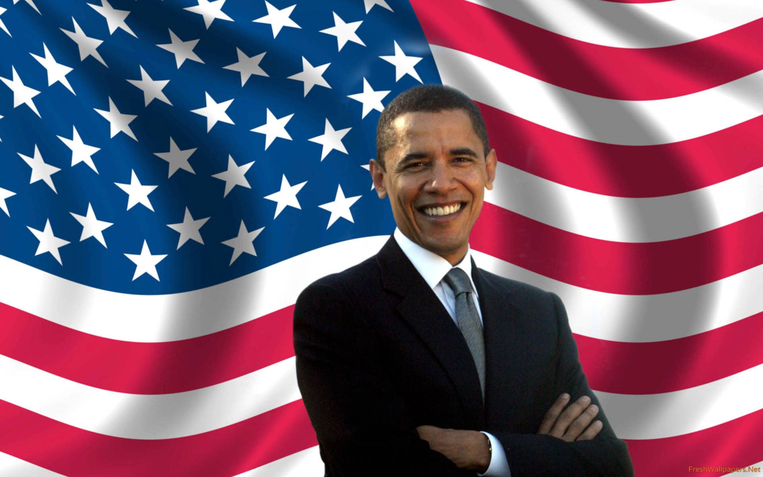 Barack 桌布 壁紙 — 巴拉克·歐巴馬自信地微笑，雙臂交叉，背景是飄揚的美國國旗。