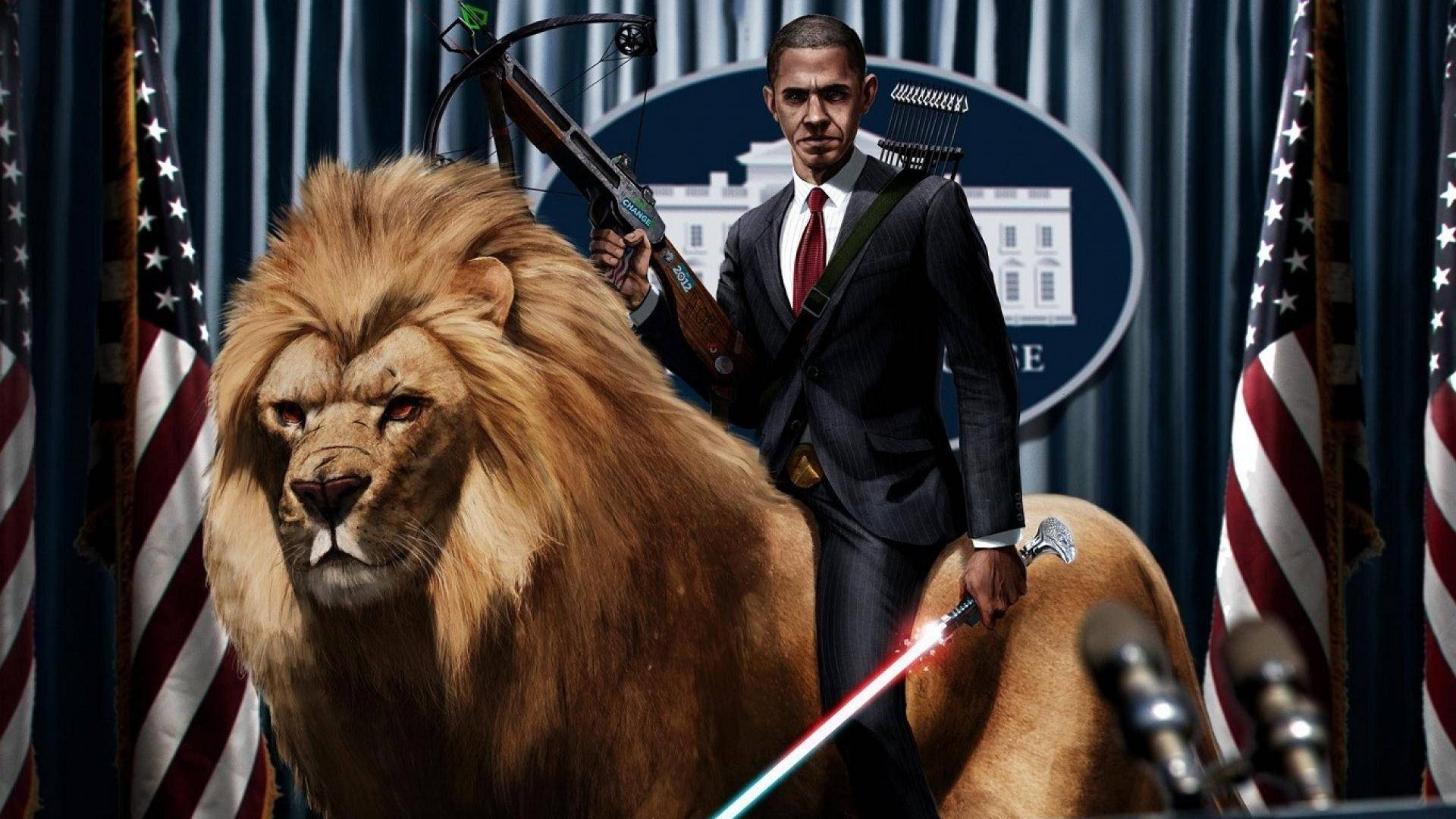 Barack 桌布 壁紙 — 巴拉克·歐巴馬身穿西裝騎著獅子，手持十字弓和光劍，背景是美國國旗和白宮徽章。