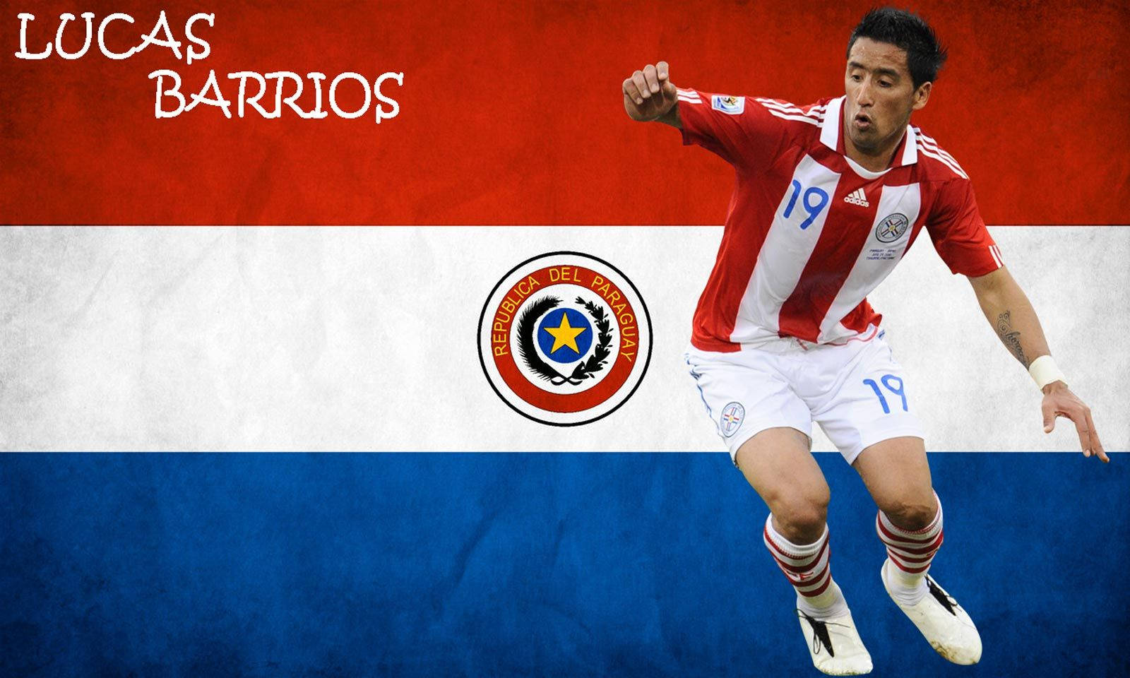 Paraguay 桌布 壁紙 — 巴拉圭國家隊球衣的足球員盧卡斯·巴里奧斯在國旗背景下動態跳躍。