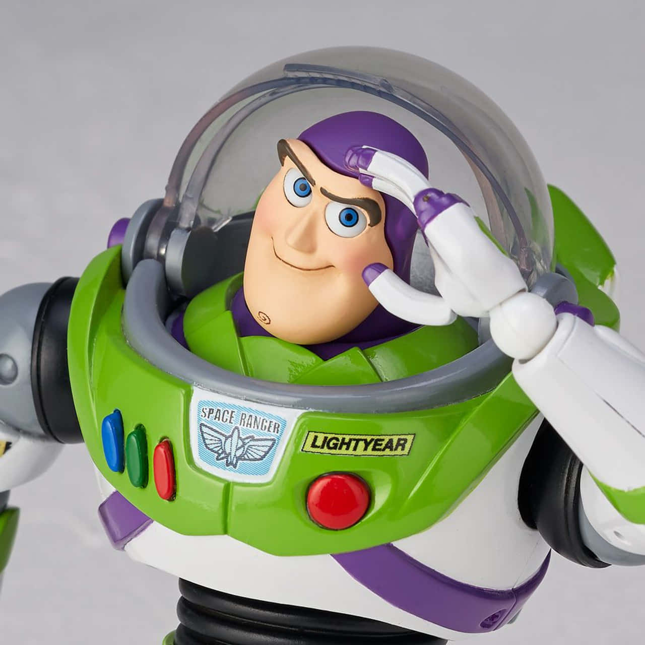 Buzz Lightyear 桌布 壁紙 — 巴斯光年玩具的近距離特寫，身穿綠色和紫色太空巡警服，自信微笑敬禮。