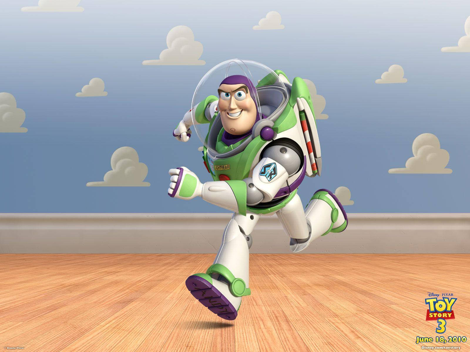 Toy Story 3 桌布 壁紙 — 巴斯光年穿著他的綠色和白色太空衣，在藍天白雲的背景下，精力充沛地跑過木地板。