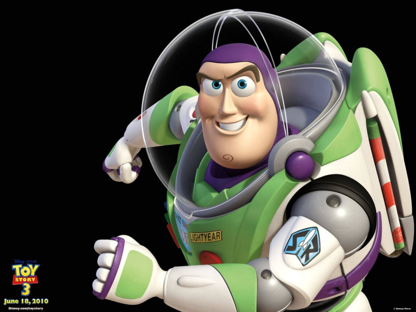 Toy Story 3 桌布 壁紙 — 巴斯光年穿著其標誌性的綠色和白色太空衣，在黑色背景前自信地微笑。