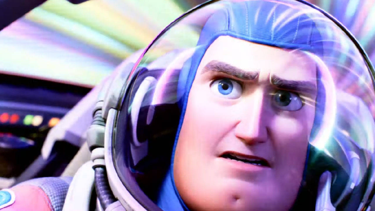 Buzz Lightyear 桌布 壁紙 — 巴斯光年穿著太空衣，在色彩繽紛的燈光駕駛艙內，睜大眼睛顯得震驚。