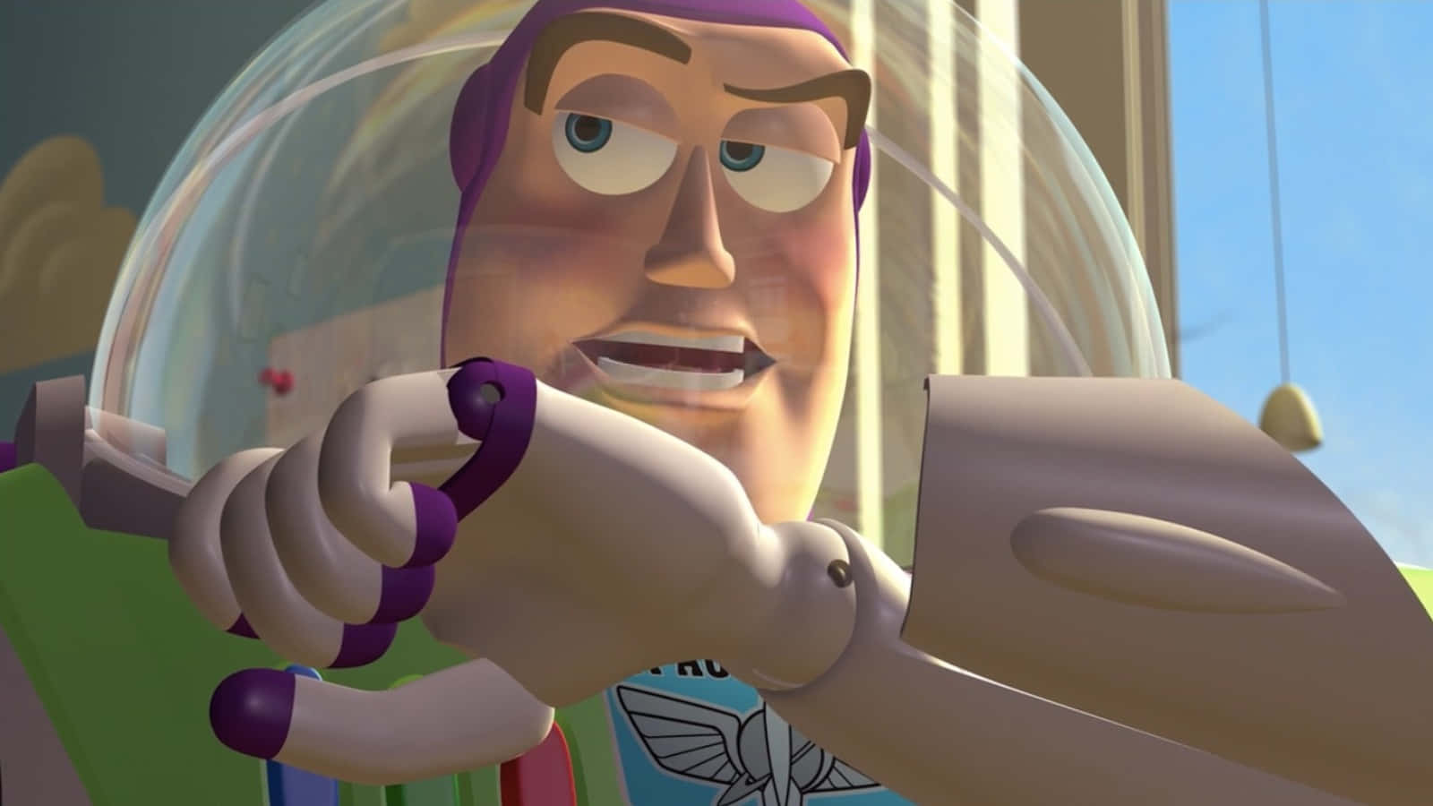 Buzz Lightyear 桌布 壁紙 — 巴斯光年穿著標誌性太空衣，手持紫色套索，對著明亮的窗戶露出驚訝表情。