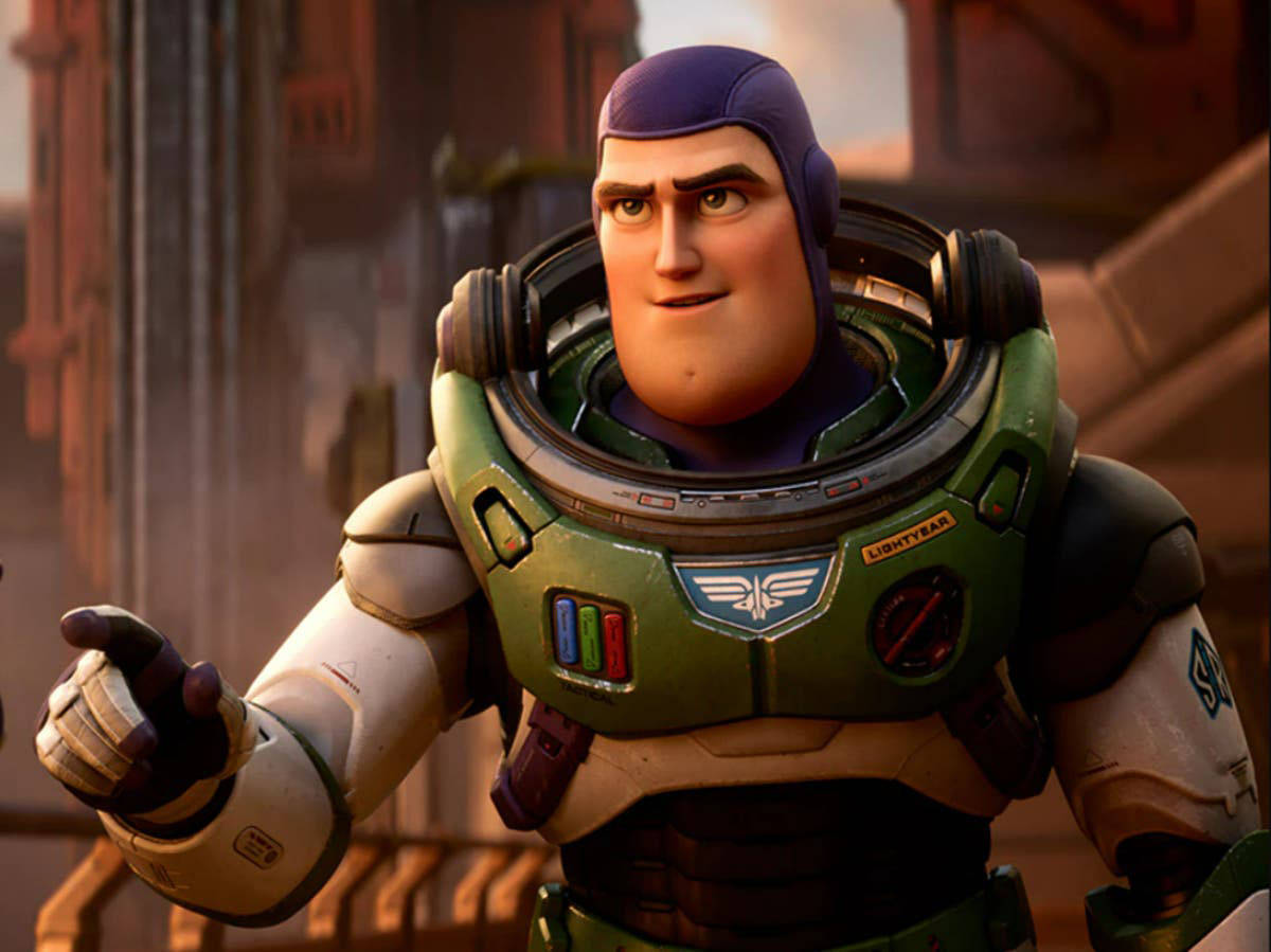 Buzz Lightyear 桌布 壁紙 — 巴斯光年穿著標誌性的綠色和白色太空服，自信地站著，表情堅定。