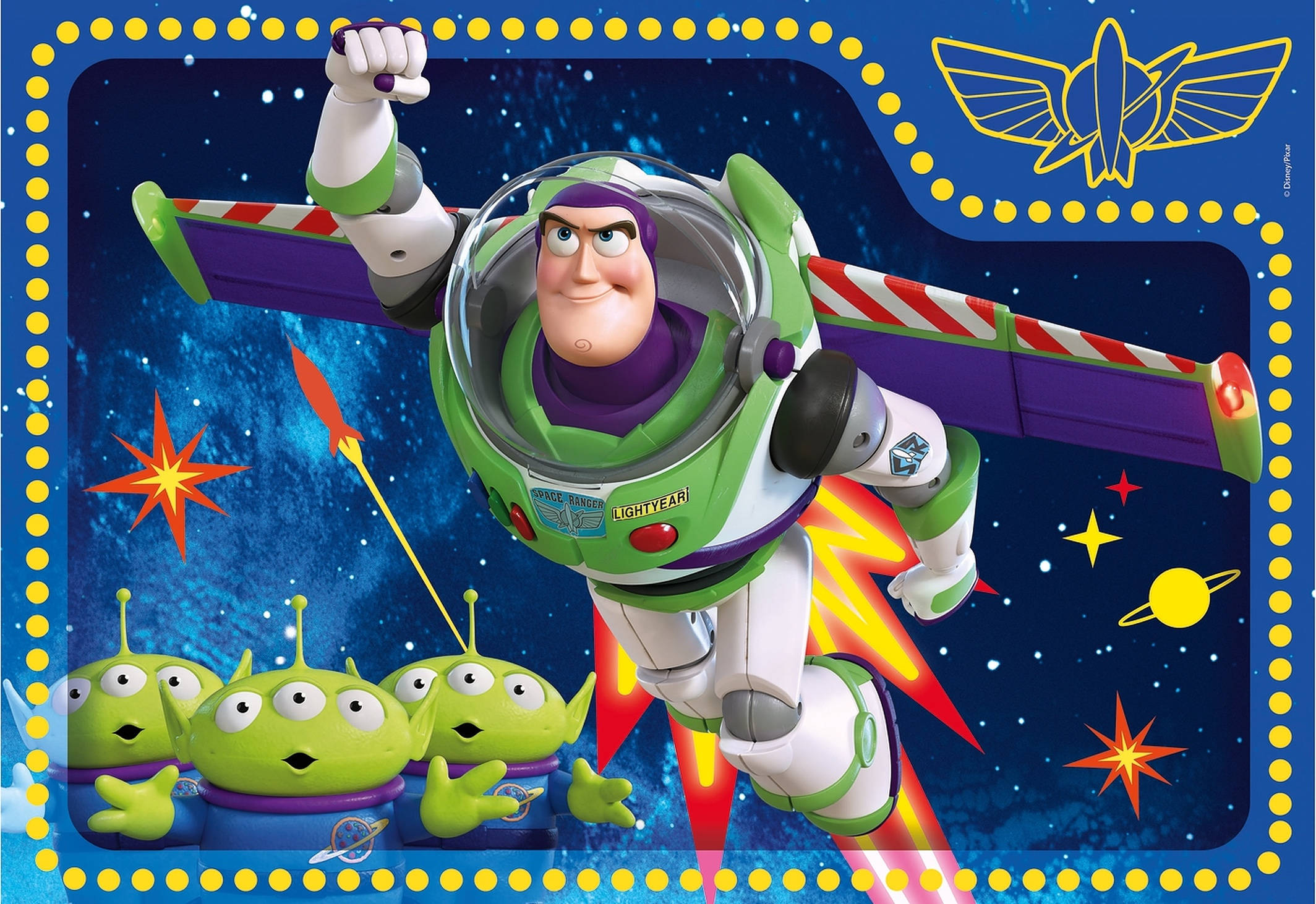 Toy Story Alien 桌布 壁紙 — 巴斯光年穿著綠色和白色太空衣飛過星空，下方有三個綠色外星人在觀看。