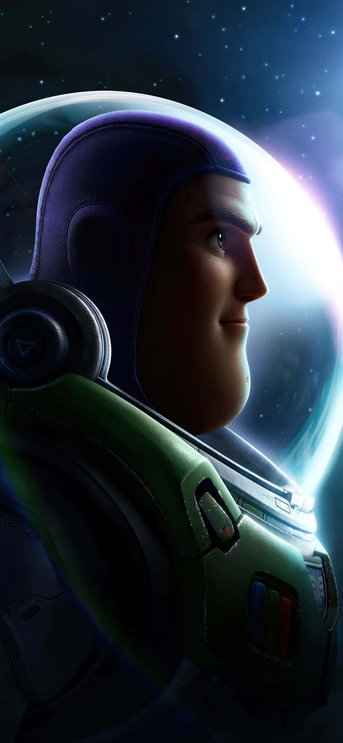 Buzz Lightyear 桌布 壁紙 — 巴斯光年穿著綠色太空衣，凝視著星空宇宙背景下的一顆發光行星。