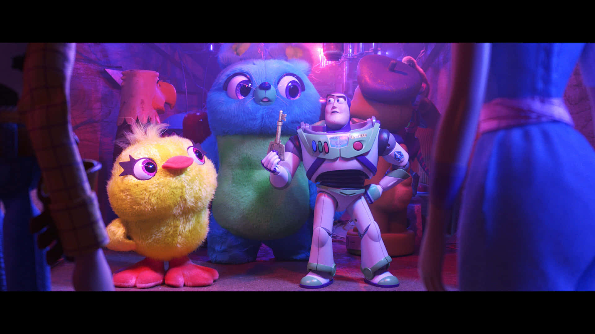 Toy Story 4 桌布 壁紙 — 巴斯光年站在一個凌亂的玩具房裡，在紫色霓虹燈光下，警覺地站在一隻毛茸茸的黃色小雞和一個藍色絨毛玩具旁邊。