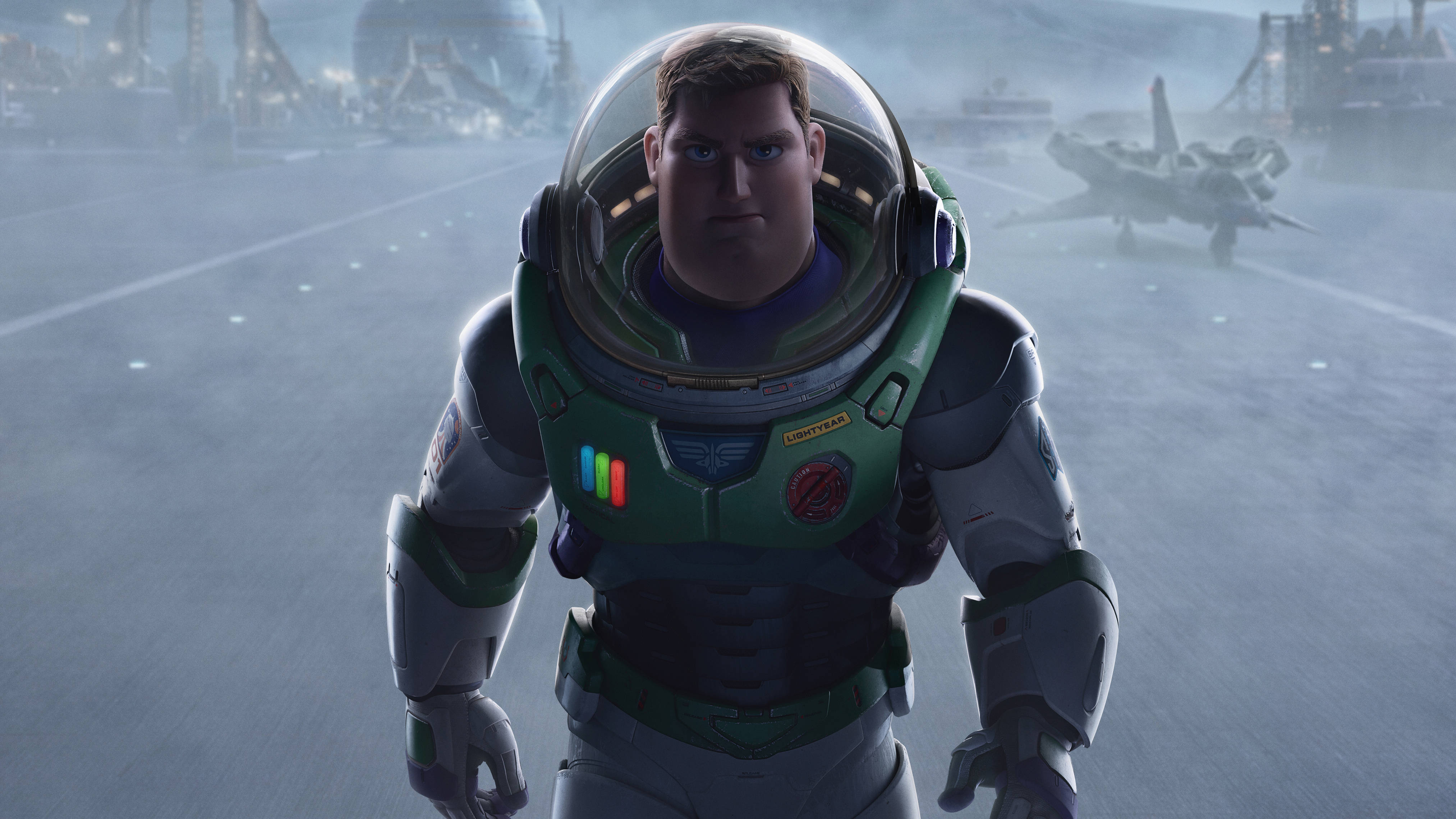 Buzz Lightyear 桌布 壁紙 — 巴斯光年站在一個未來風格的太空港，身穿標誌性的綠色和白色太空衣，表情堅定。