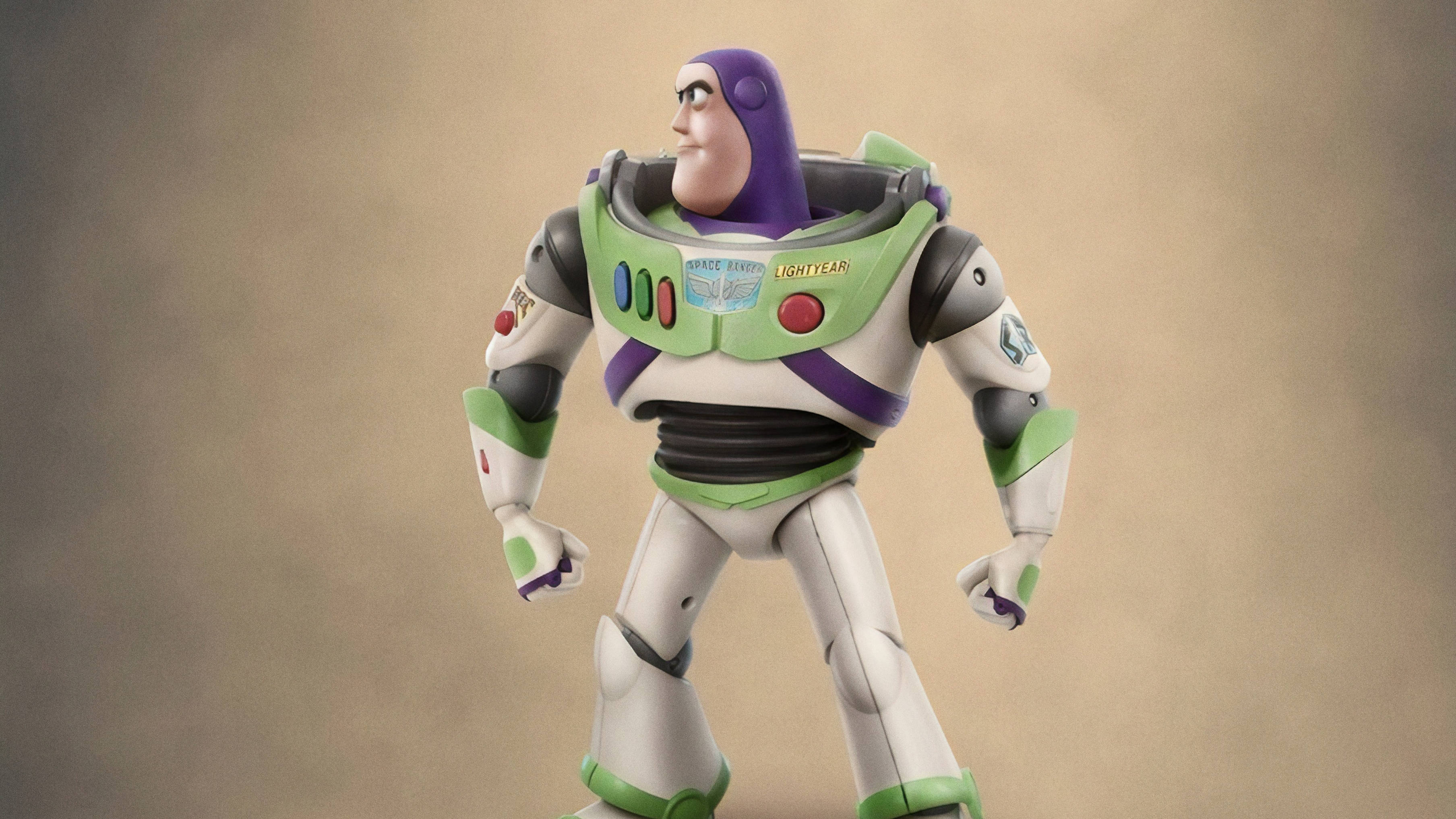 Buzz Lightyear 桌布 壁紙 — 巴斯光年自信地站立，身穿標誌性的白色、綠色和紫色太空戰士服，背景為柔和的米色。