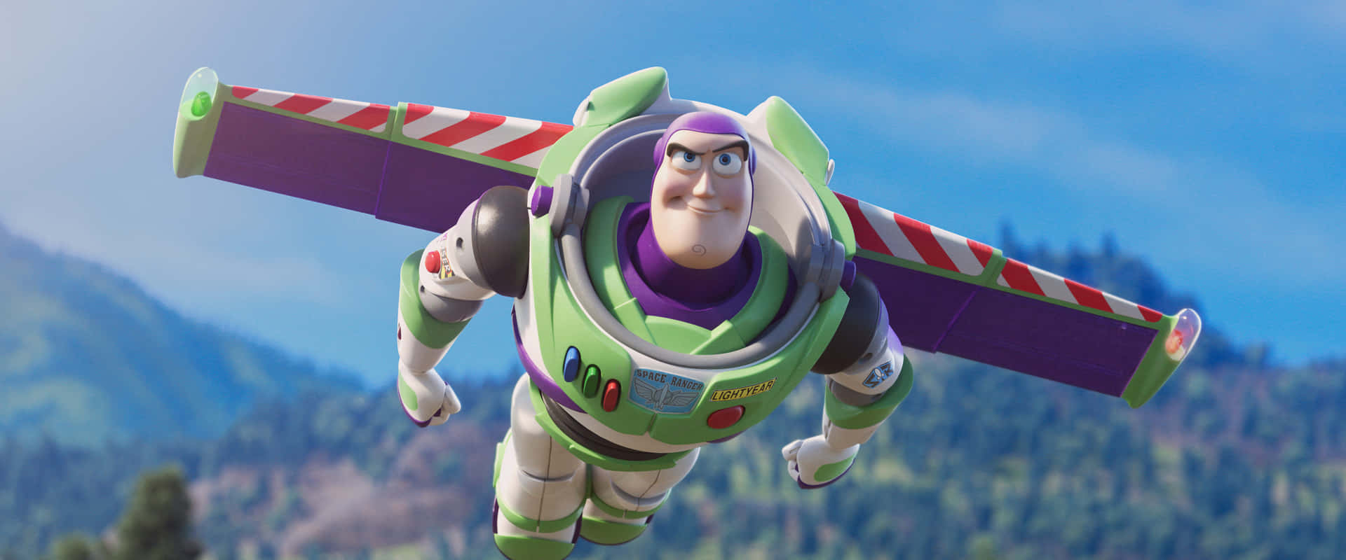 Buzz Lightyear 桌布 壁紙 — 巴斯光年自信地翱翔在明亮的藍天之上，下方是綠樹成蔭的山脈。