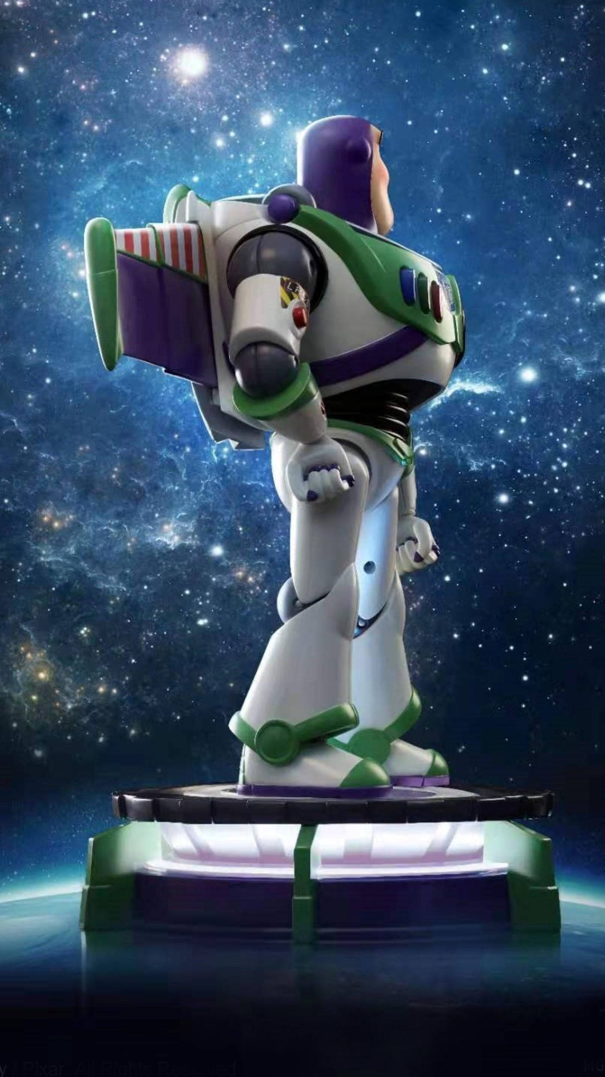 Buzz 桌布 壁紙 — 巴斯光年英雄式地站在發光的平台上，背景是繁星點點的宇宙，有星雲和遙遠的行星。