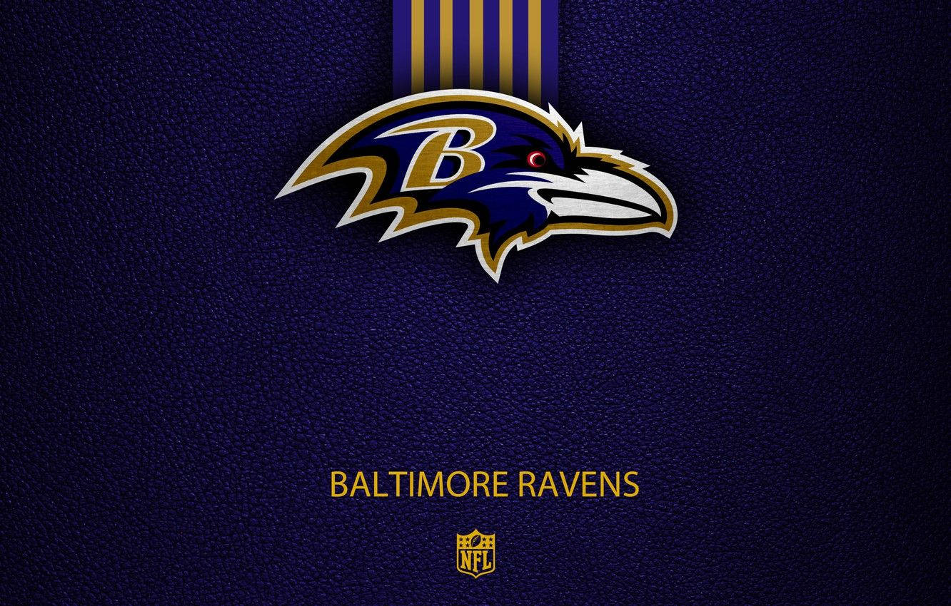Ravens 桌布 壁紙 — 巴爾的摩烏鴉隊NFL標誌，金色和紫色，帶紋理的深藍色背景，下方有球隊名稱和NFL盾牌。