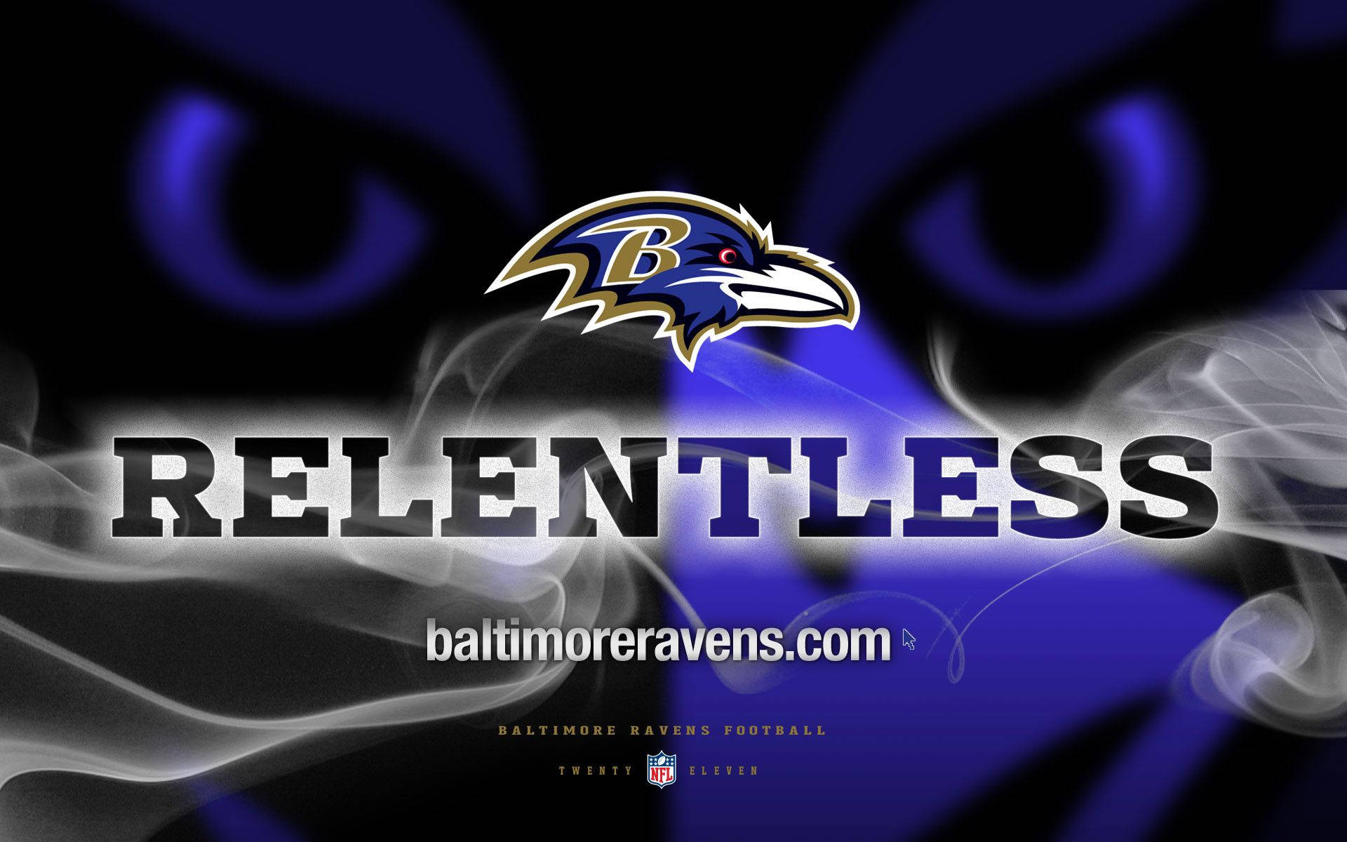 Ravens 桌布 壁紙 — 巴爾的摩烏鴉隊標誌居中於煙霧藍色背景上，帶有發光的眼睛和粗體 relentless 文字。