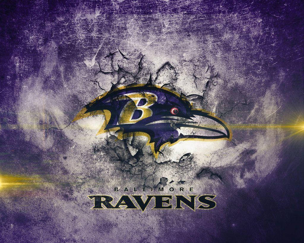 Ravens 桌布 壁紙 — 巴爾的摩烏鴉隊標誌撕開一道裂開的紫色牆壁，帶有黃色條紋和粗糙紋理。