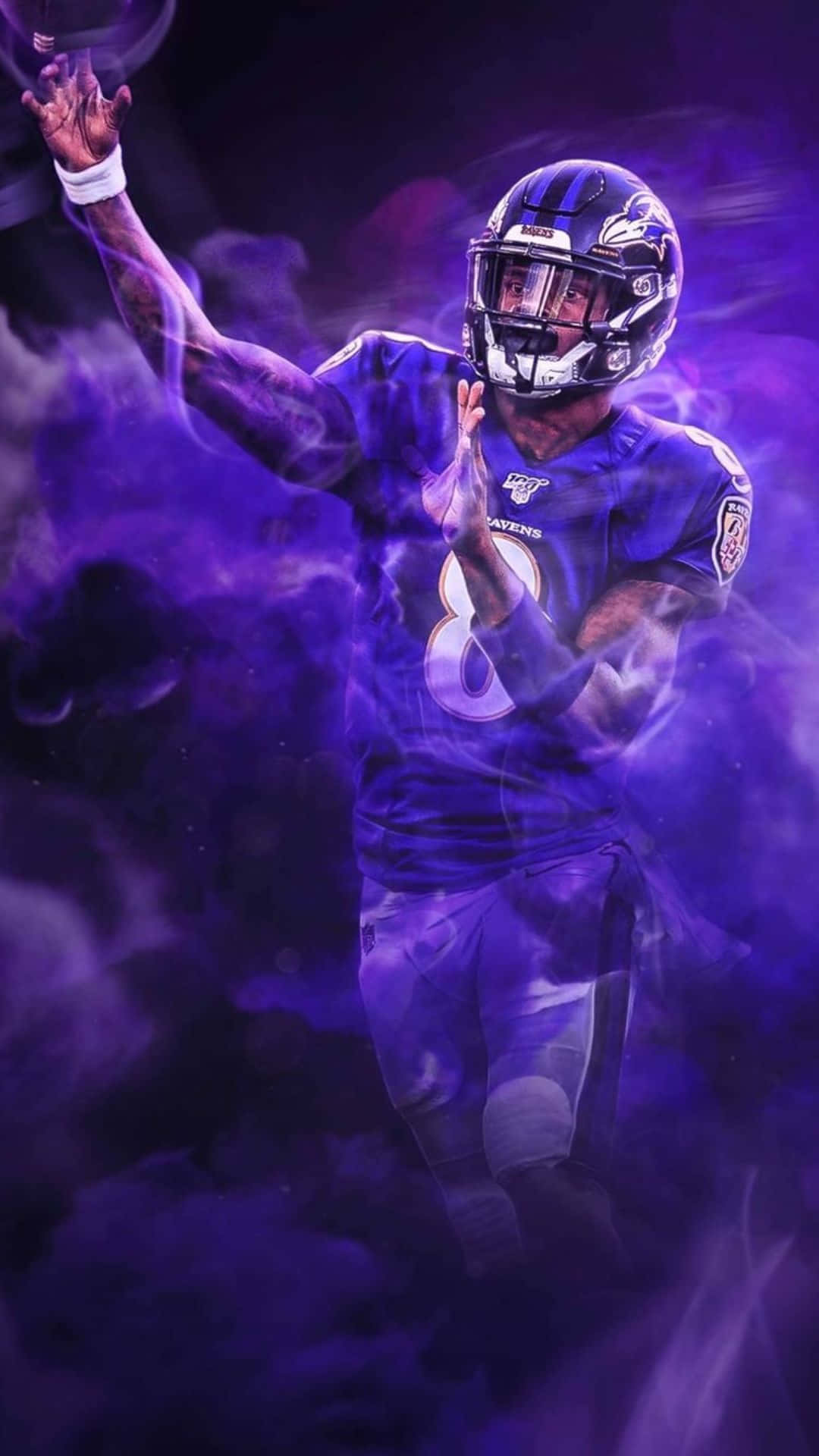 NFL 桌布 壁紙 — 巴爾的摩烏鴉隊的美式足球員身穿紫色裝備，在戲劇性燈光下穿過旋轉煙霧傳球。