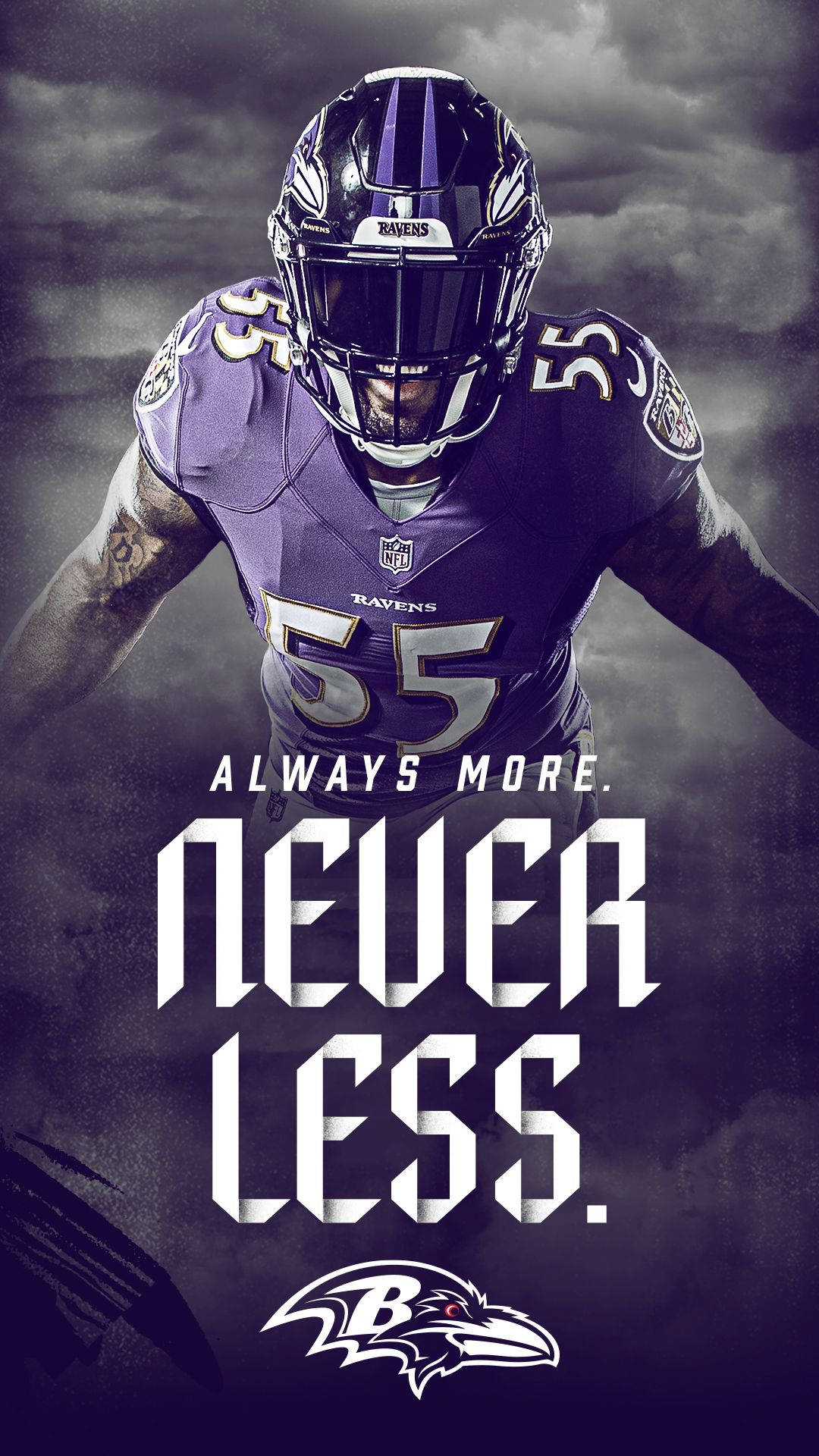 Ravens 桌布 壁紙 — 巴爾的摩烏鴉隊的美式足球員身穿紫色裝備，在暴風雨的天空下強勢站立，並帶有粗體勵志文字。