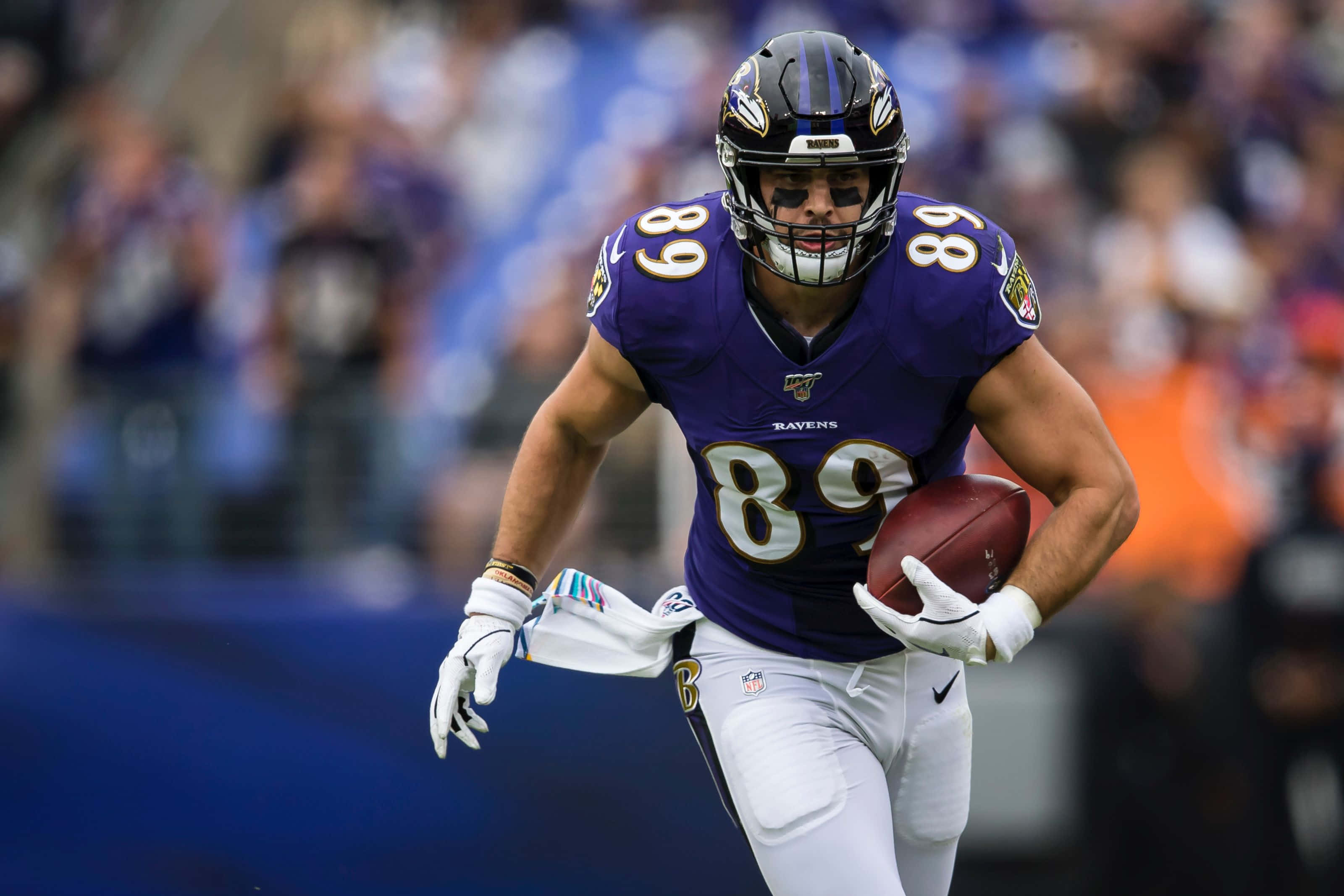 Mark Andrews 桌布 壁紙 — 巴爾的摩烏鴉隊的美式足球員身穿紫色89號球衣，在日間比賽中帶球衝刺。