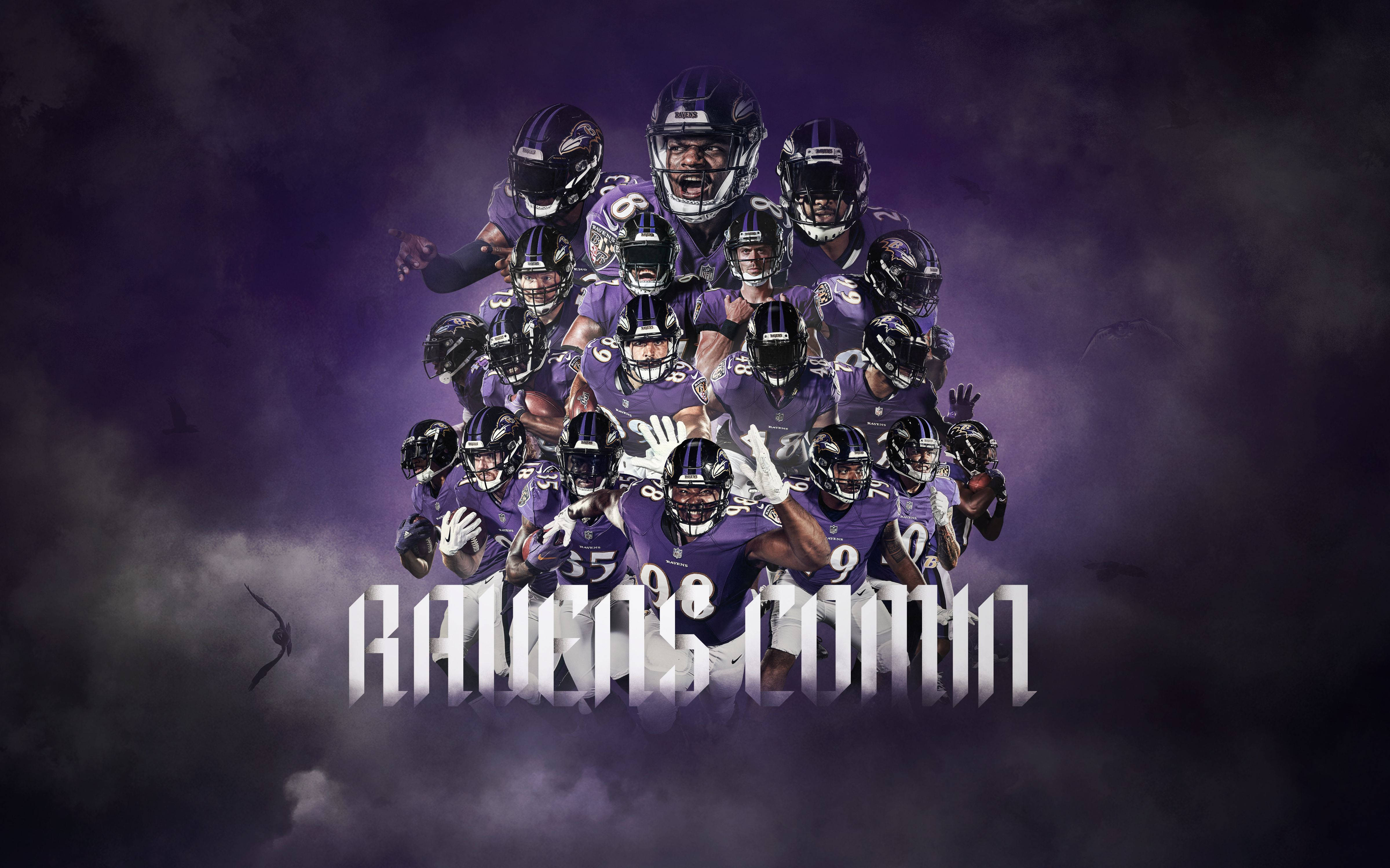 Ravens 桌布 壁紙 — 巴爾的摩烏鴉隊的足球運動員身穿紫色制服，在煙霧瀰漫的深紫色背景上形成金字塔形狀，下方有粗體白色文字。