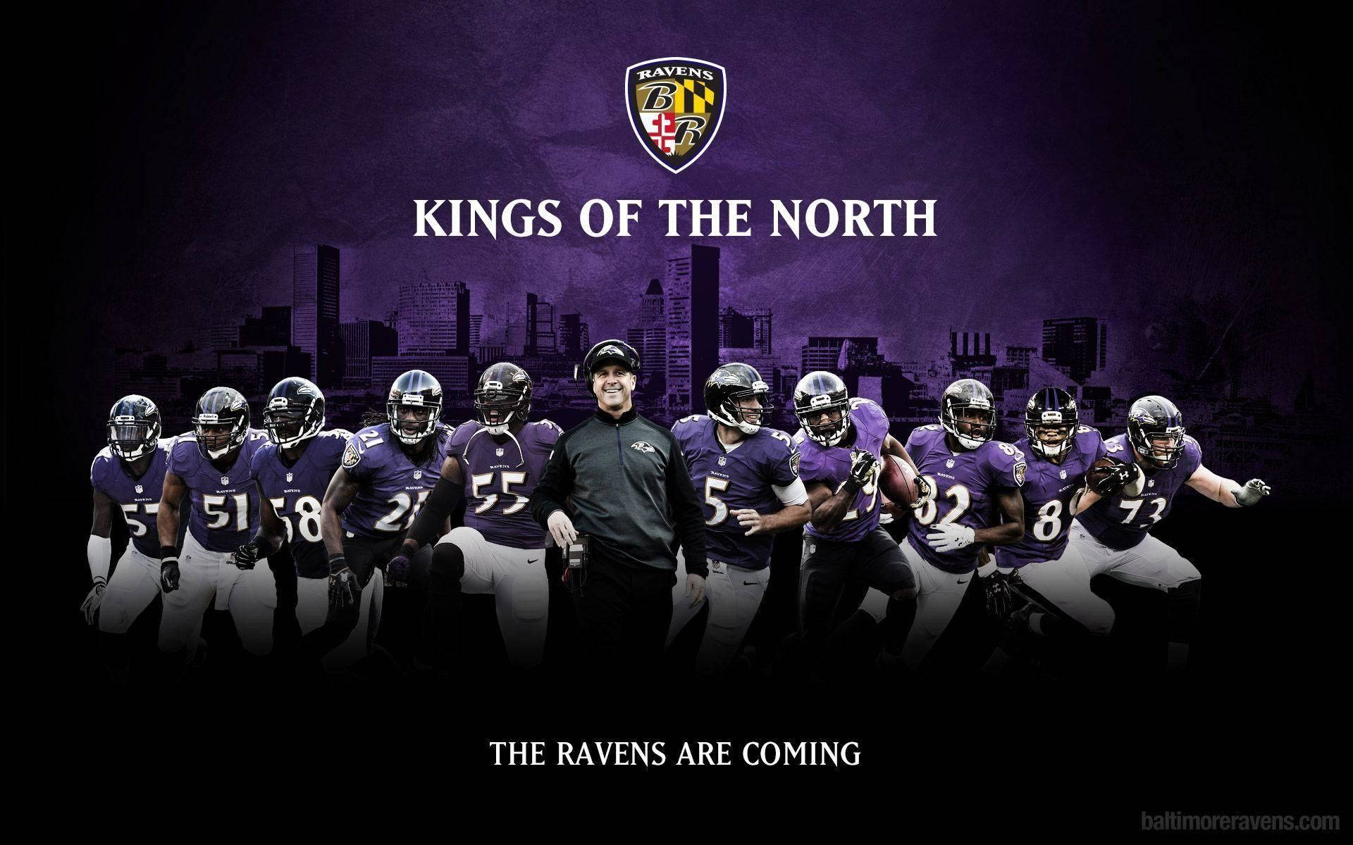 Ravens 桌布 壁紙 — 巴爾的摩烏鴉隊身穿紫色制服，在黑暗的城市天際線背景下自信地擺出姿勢，並帶有醒目的球隊口號。